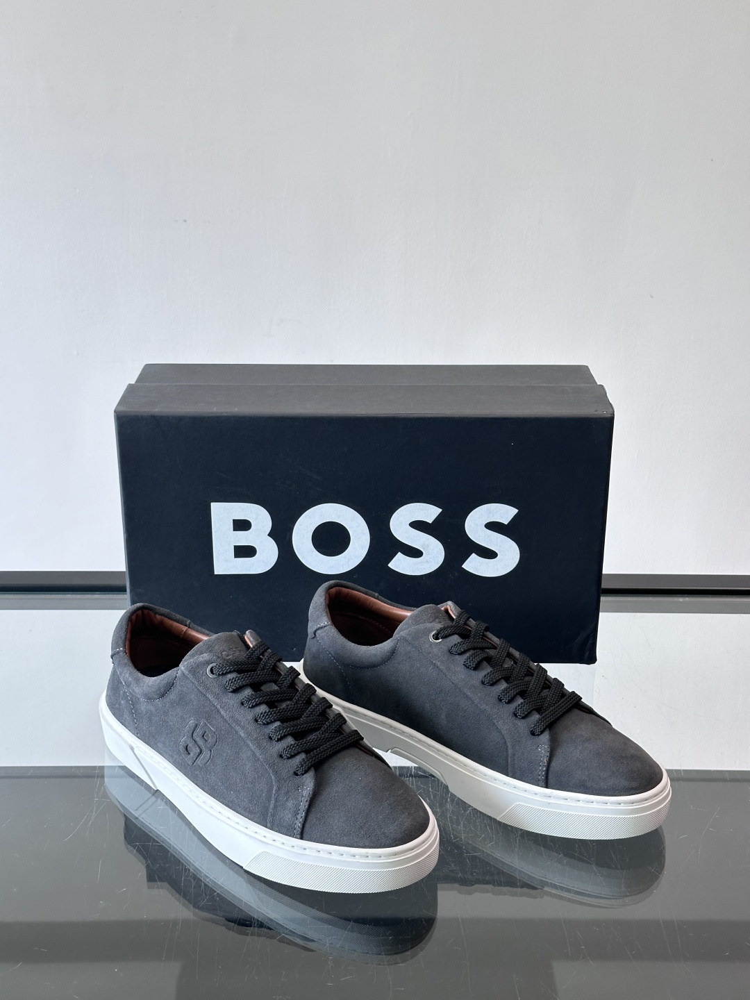 BOSS男士麂皮板鞋，选用细腻麂皮，触感柔软，低调有质感。橡胶鞋底耐磨防滑，日常通勤或休闲都很OK！鞋侧