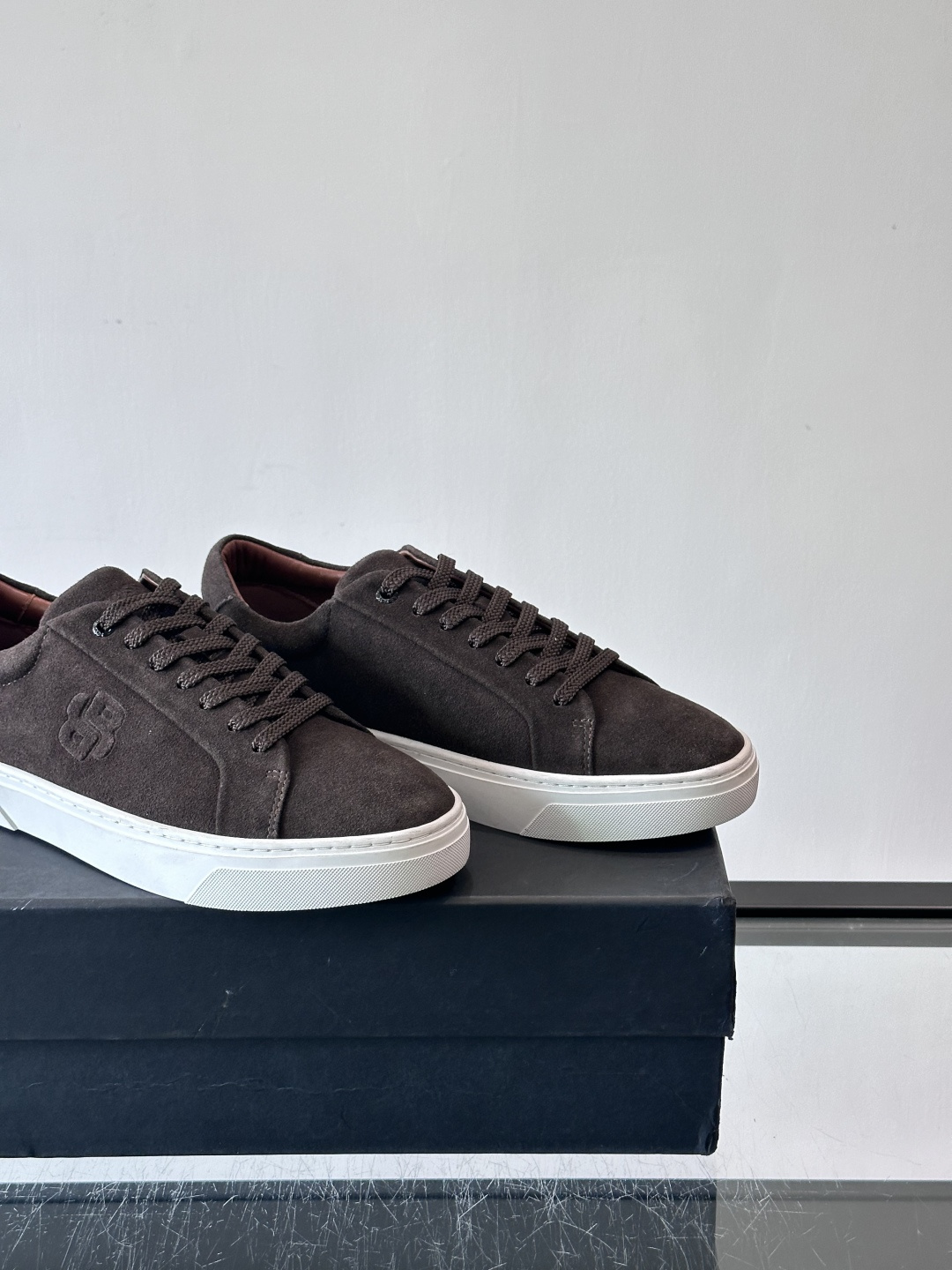 BOSS男士麂皮板鞋，选用细腻麂皮，触感柔软，低调有质感。橡胶鞋底耐磨防滑，日常通勤或休闲都很OK！鞋侧