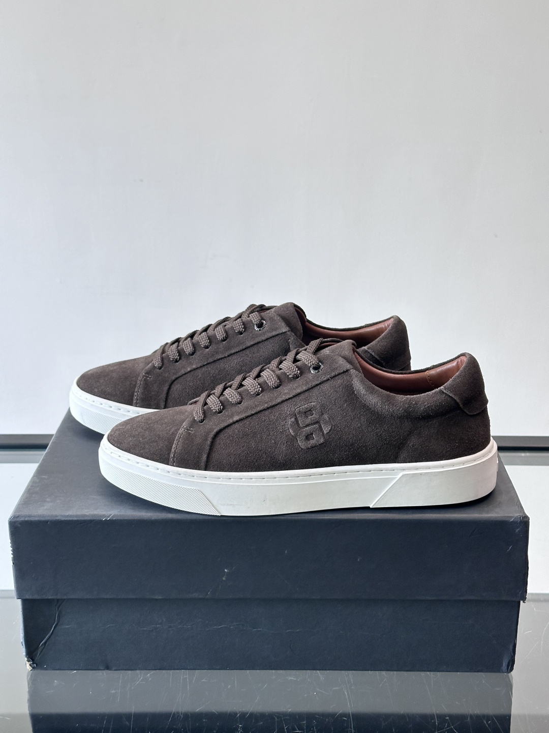 BOSS男士麂皮板鞋，选用细腻麂皮，触感柔软，低调有质感。橡胶鞋底耐磨防滑，日常通勤或休闲都很OK！鞋侧