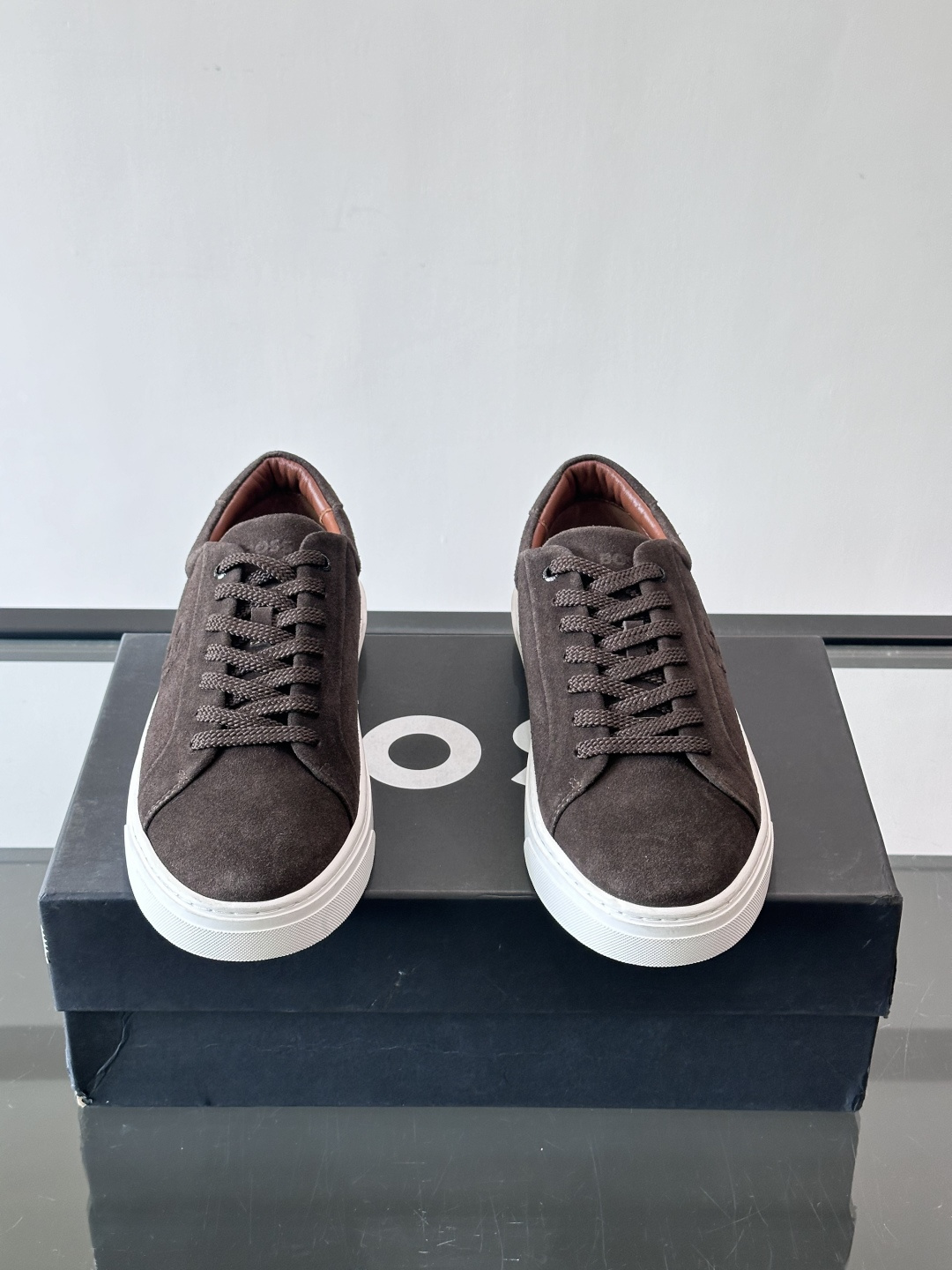 BOSS男士麂皮板鞋，选用细腻麂皮，触感柔软，低调有质感。橡胶鞋底耐磨防滑，日常通勤或休闲都很OK！鞋侧