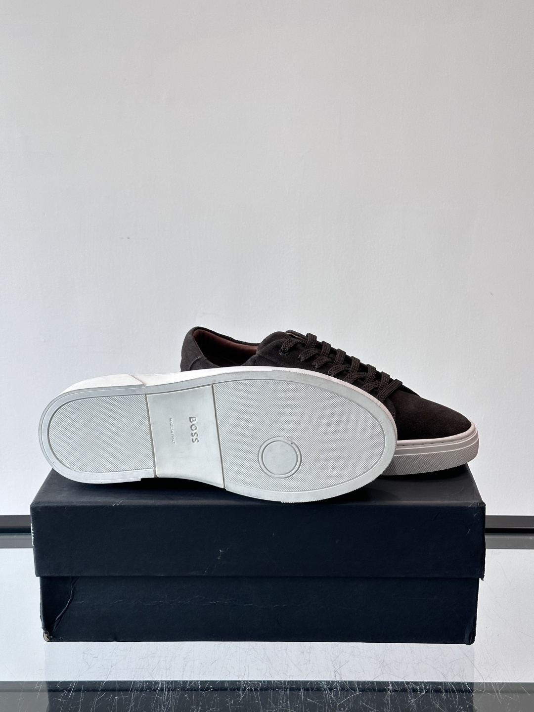 BOSS男士麂皮板鞋，选用细腻麂皮，触感柔软，低调有质感。橡胶鞋底耐磨防滑，日常通勤或休闲都很OK！鞋侧