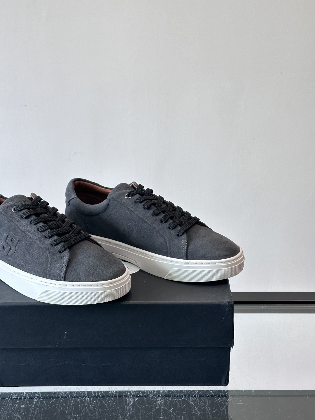 BOSS男士麂皮板鞋，选用细腻麂皮，触感柔软，低调有质感。橡胶鞋底耐磨防滑，日常通勤或休闲都很OK！鞋侧