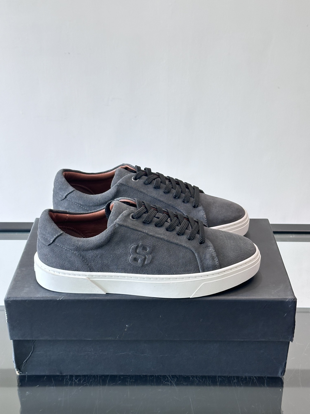 BOSS男士麂皮板鞋，选用细腻麂皮，触感柔软，低调有质感。橡胶鞋底耐磨防滑，日常通勤或休闲都很OK！鞋侧