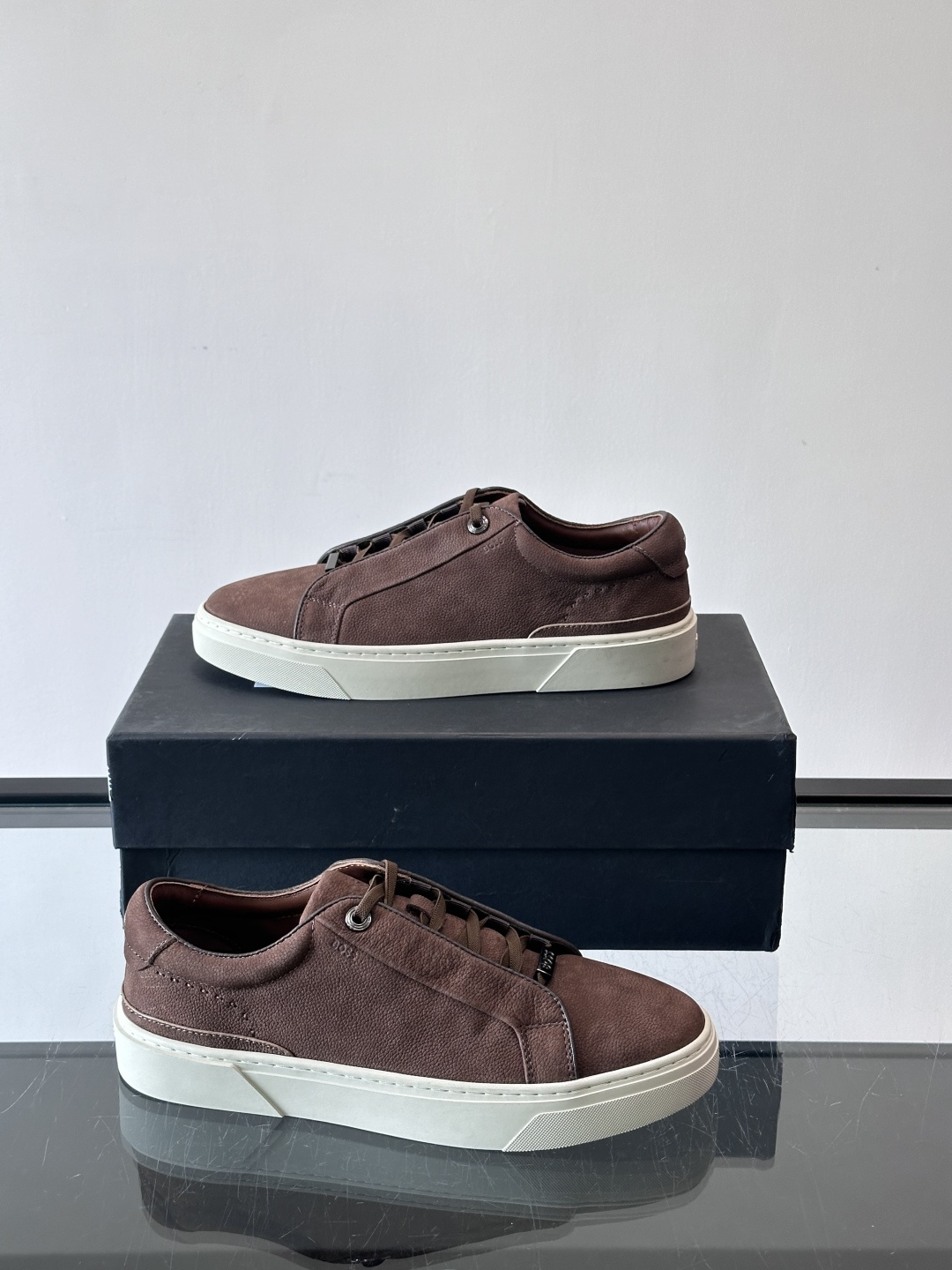 BOSS男士麂皮板鞋，选用细腻麂皮，触感柔软，低调有质感。橡胶鞋底耐磨防滑，日常通勤或休闲都很OK！鞋侧