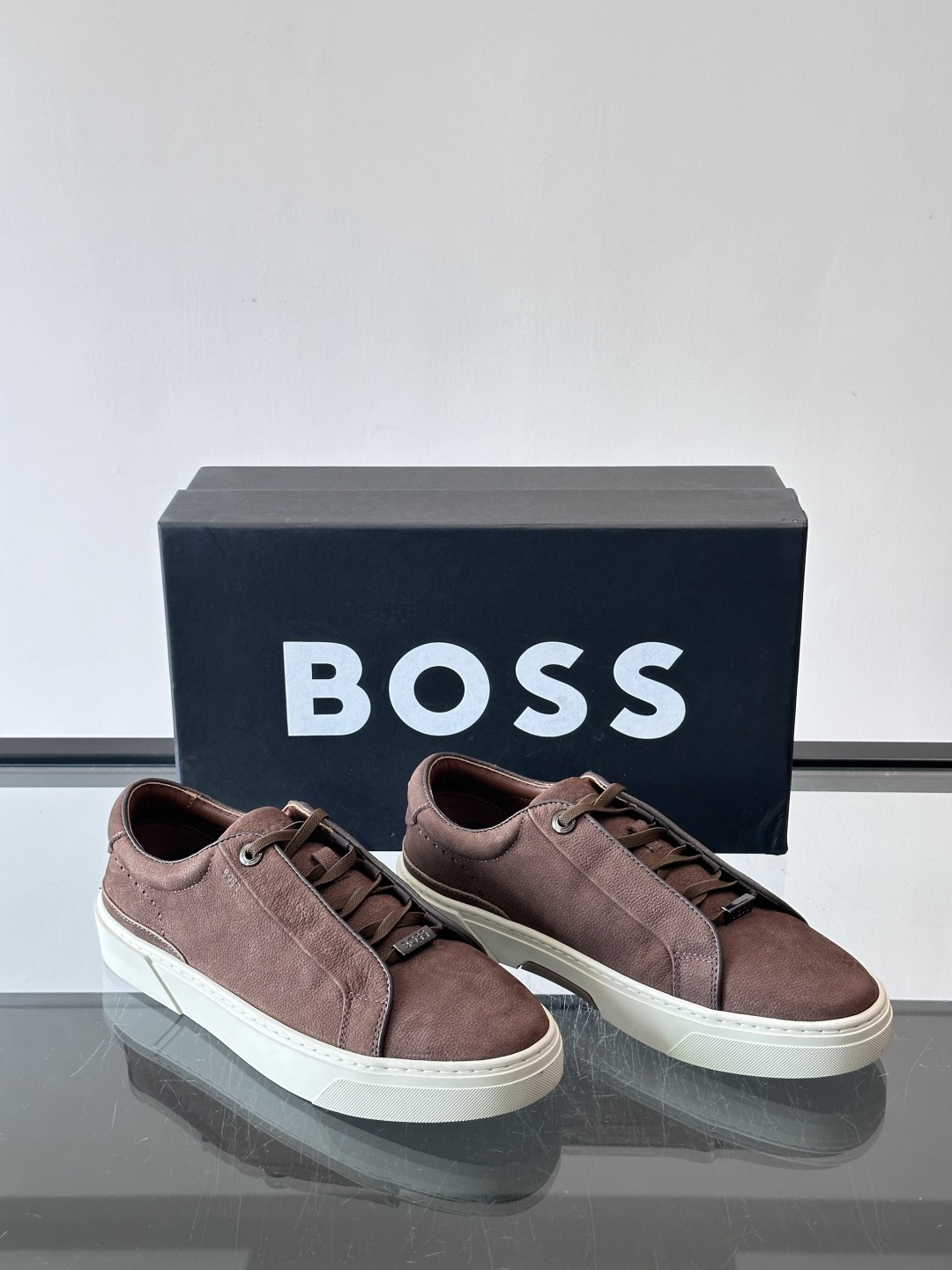 BOSS男士麂皮板鞋，选用细腻麂皮，触感柔软，低调有质感。橡胶鞋底耐磨防滑，日常通勤或休闲都很OK！鞋侧