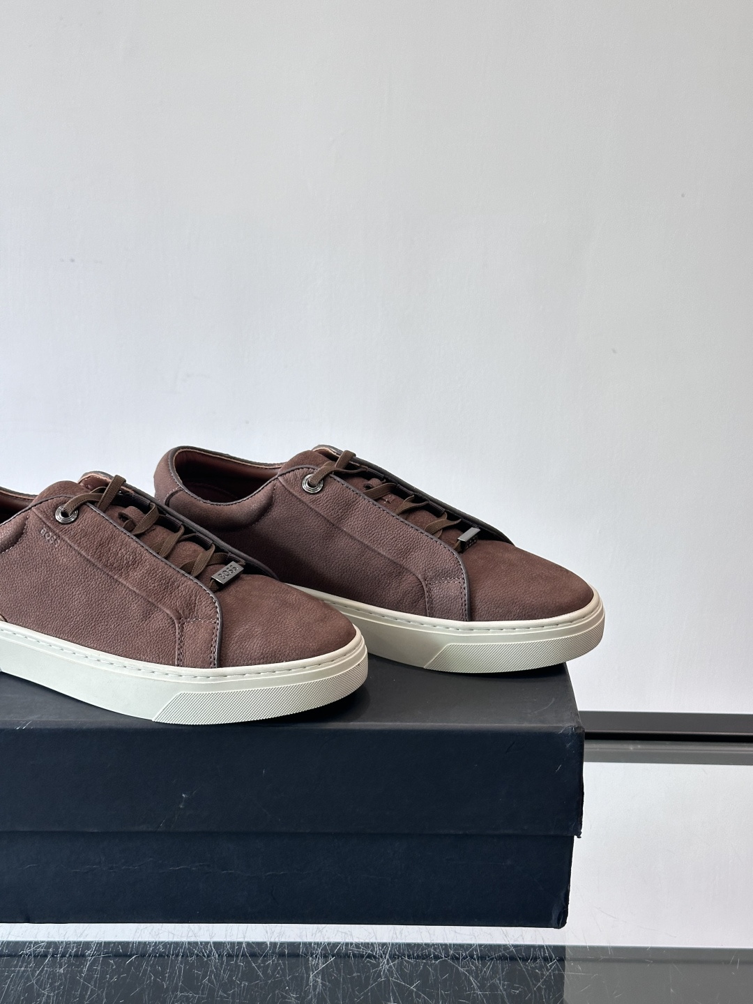 BOSS男士麂皮板鞋，选用细腻麂皮，触感柔软，低调有质感。橡胶鞋底耐磨防滑，日常通勤或休闲都很OK！鞋侧