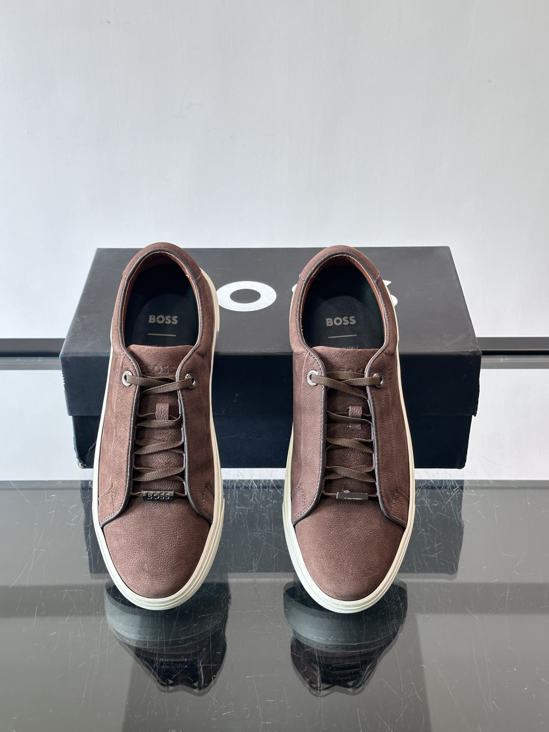 BOSS男士麂皮板鞋，选用细腻麂皮，触感柔软，低调有质感。橡胶鞋底耐磨防滑，日常通勤或休闲都很OK！鞋侧