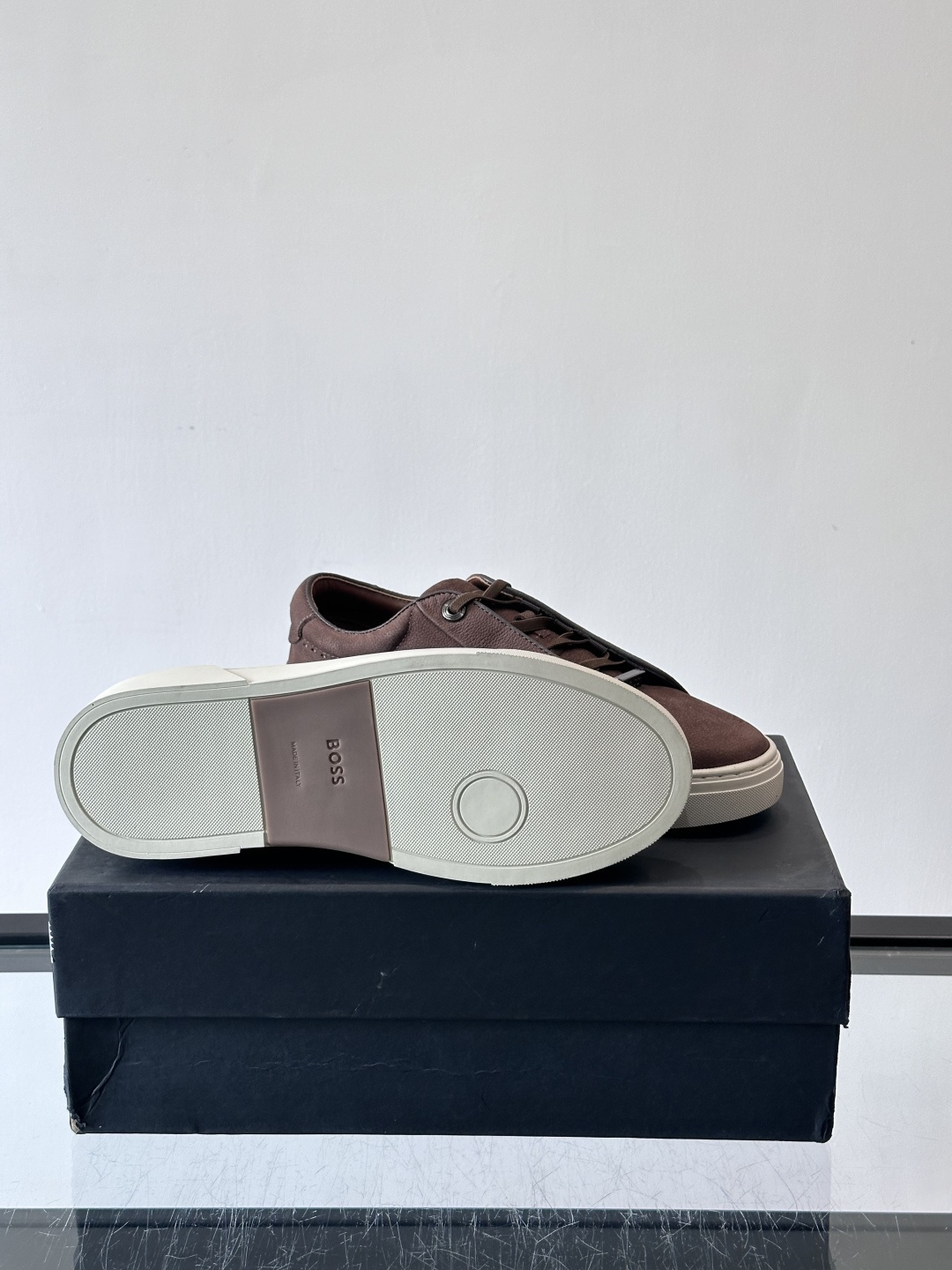 BOSS男士麂皮板鞋，选用细腻麂皮，触感柔软，低调有质感。橡胶鞋底耐磨防滑，日常通勤或休闲都很OK！鞋侧