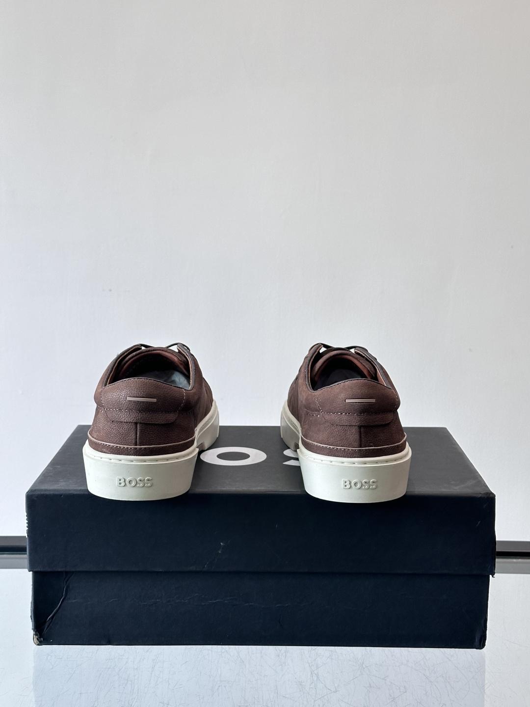 BOSS男士麂皮板鞋，选用细腻麂皮，触感柔软，低调有质感。橡胶鞋底耐磨防滑，日常通勤或休闲都很OK！鞋侧