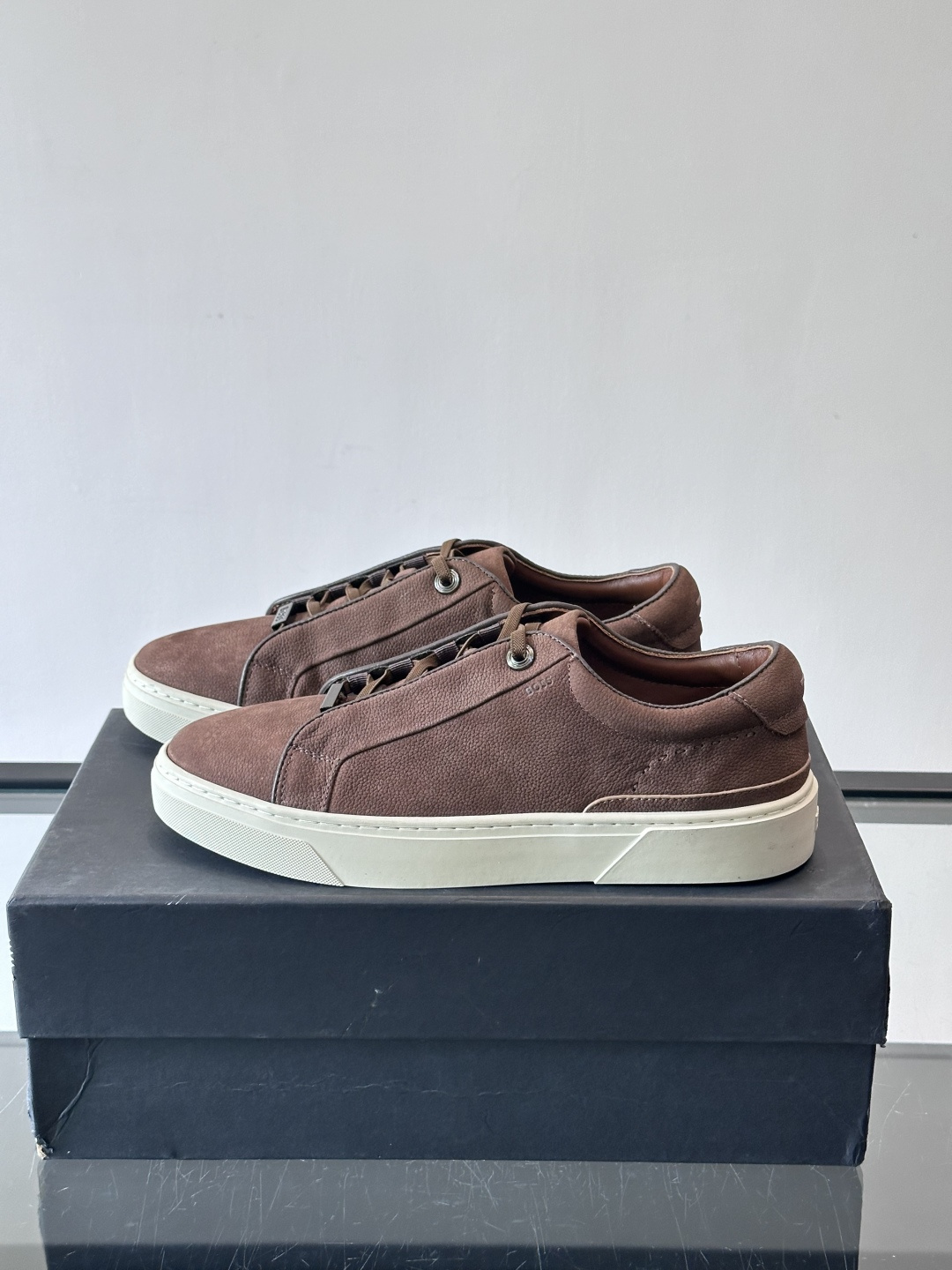 BOSS男士麂皮板鞋，选用细腻麂皮，触感柔软，低调有质感。橡胶鞋底耐磨防滑，日常通勤或休闲都很OK！鞋侧