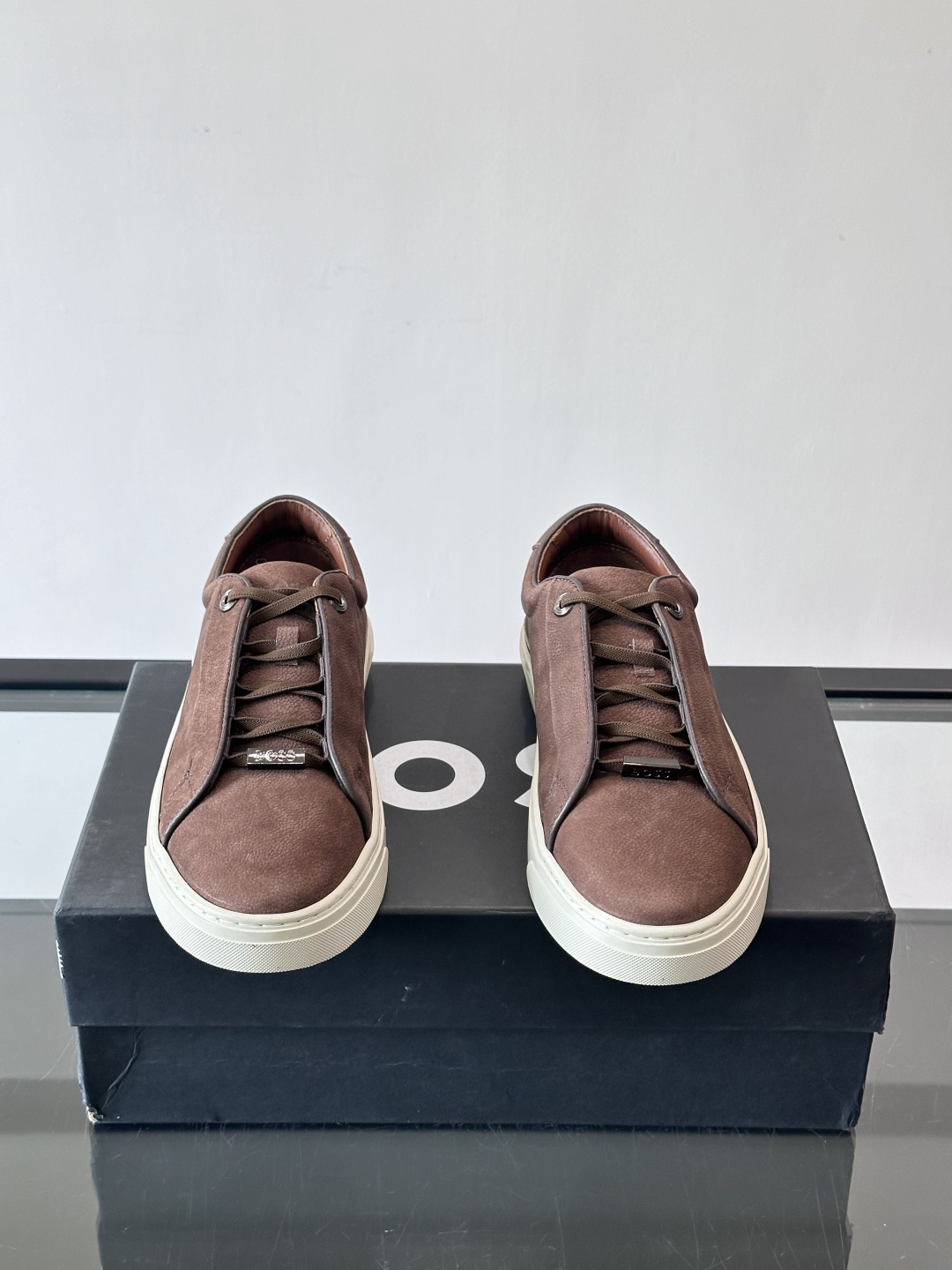 BOSS男士麂皮板鞋，选用细腻麂皮，触感柔软，低调有质感。橡胶鞋底耐磨防滑，日常通勤或休闲都很OK！鞋侧