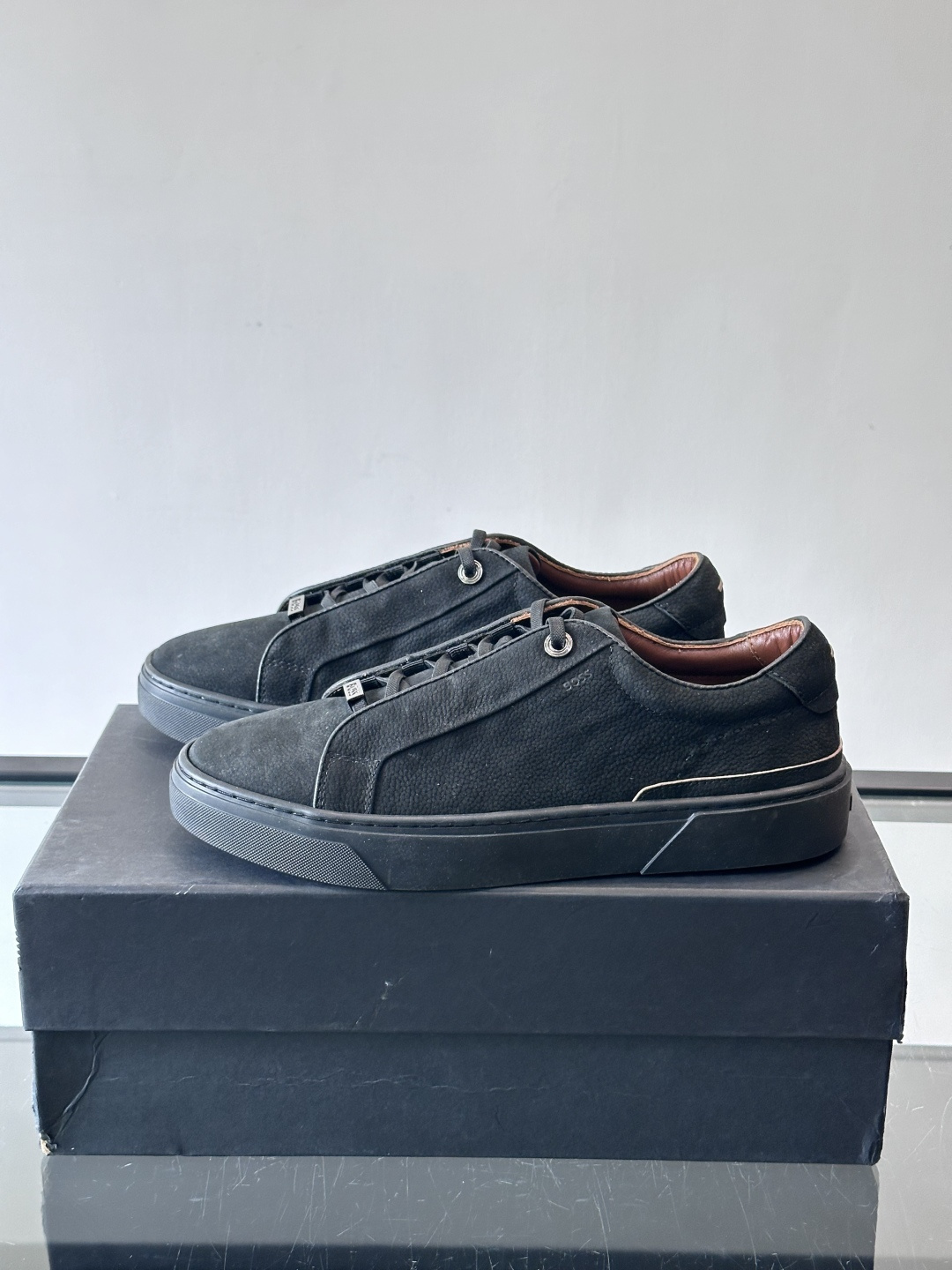 BOSS男士麂皮板鞋，选用细腻麂皮，触感柔软，低调有质感。橡胶鞋底耐磨防滑，日常通勤或休闲都很OK！鞋侧