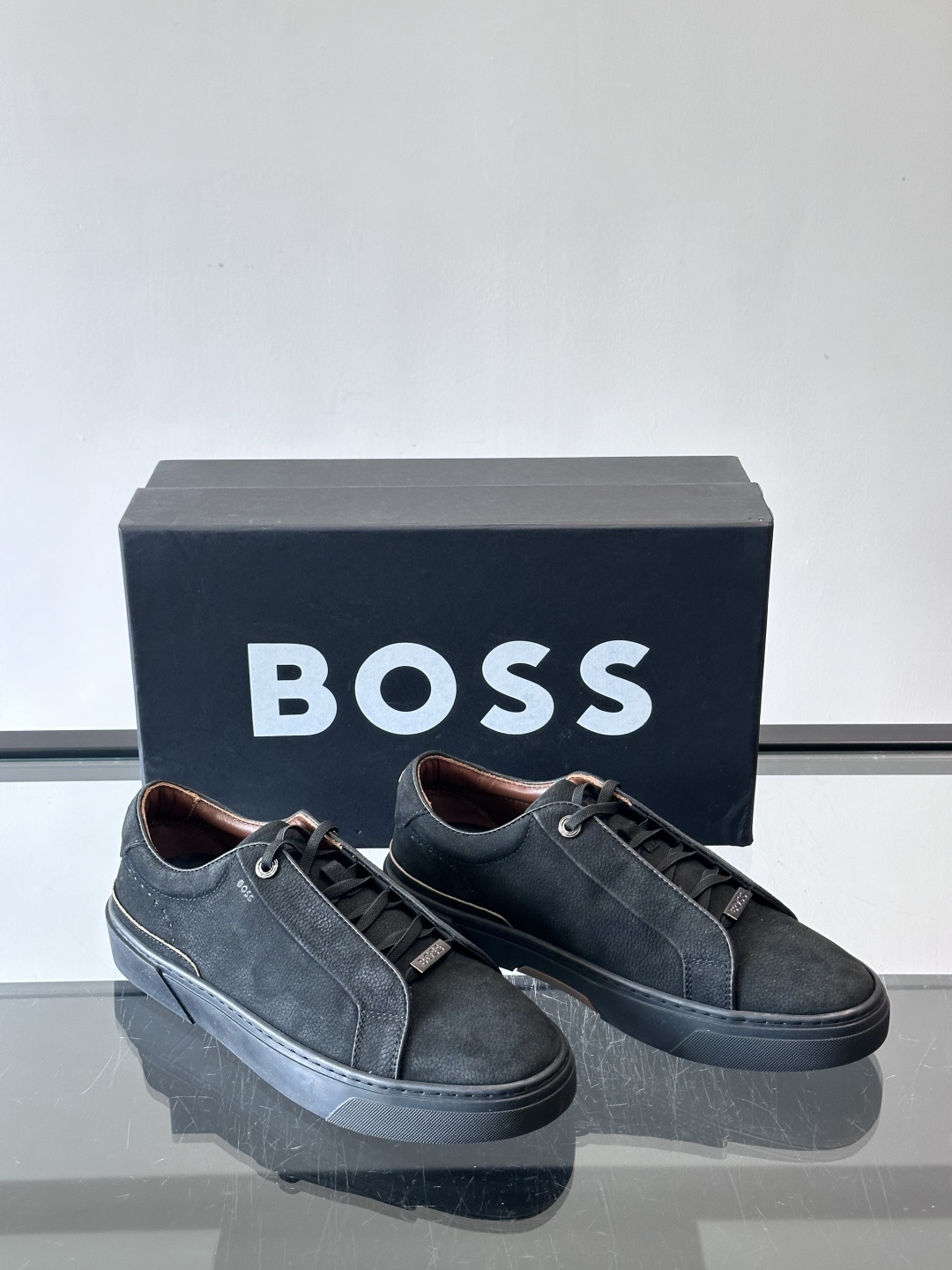 BOSS男士麂皮板鞋，选用细腻麂皮，触感柔软，低调有质感。橡胶鞋底耐磨防滑，日常通勤或休闲都很OK！鞋侧