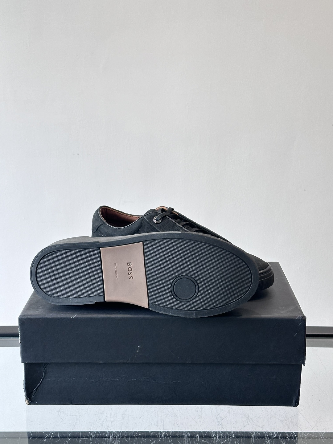 BOSS男士麂皮板鞋，选用细腻麂皮，触感柔软，低调有质感。橡胶鞋底耐磨防滑，日常通勤或休闲都很OK！鞋侧
