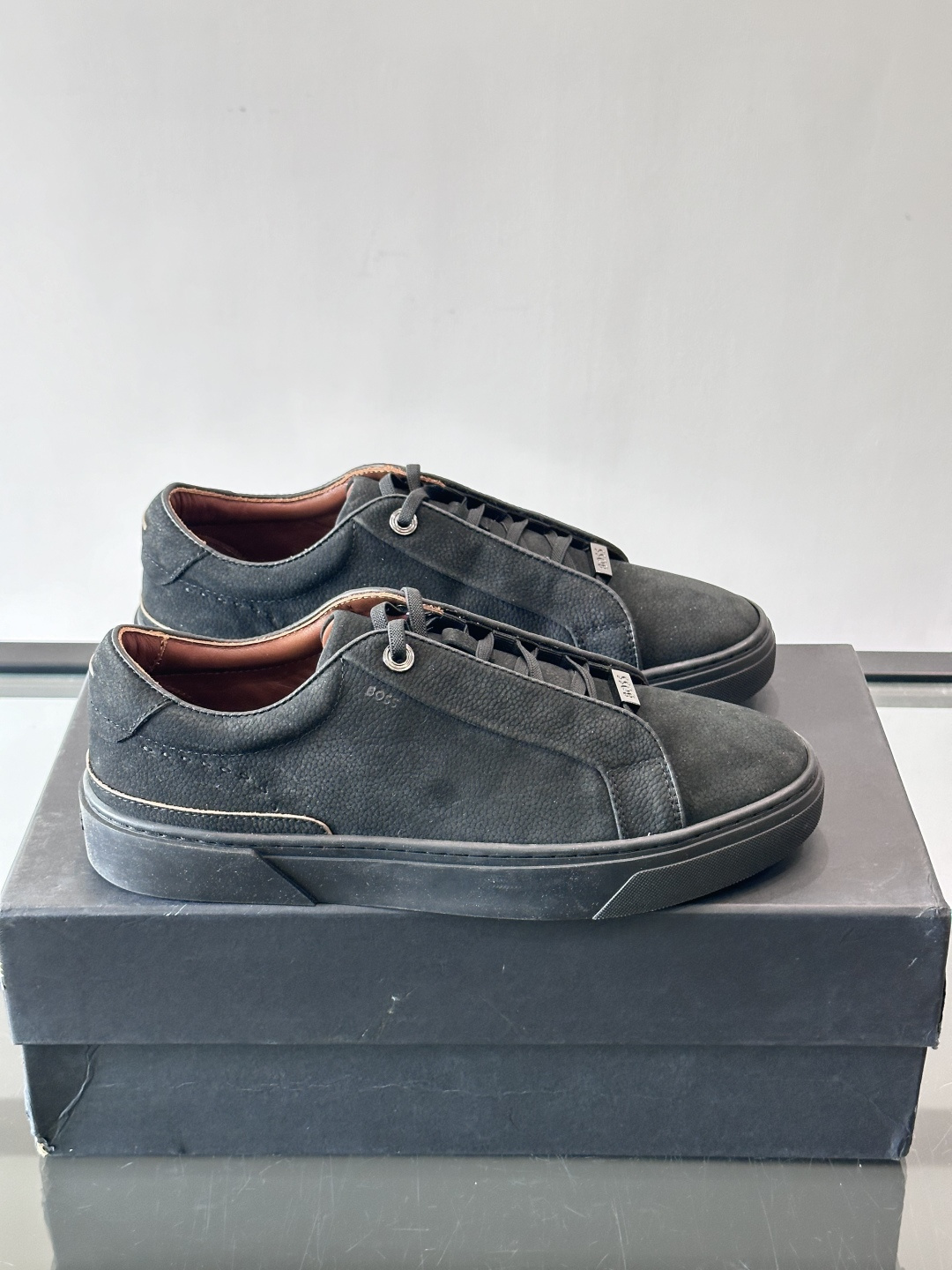 BOSS男士麂皮板鞋，选用细腻麂皮，触感柔软，低调有质感。橡胶鞋底耐磨防滑，日常通勤或休闲都很OK！鞋侧