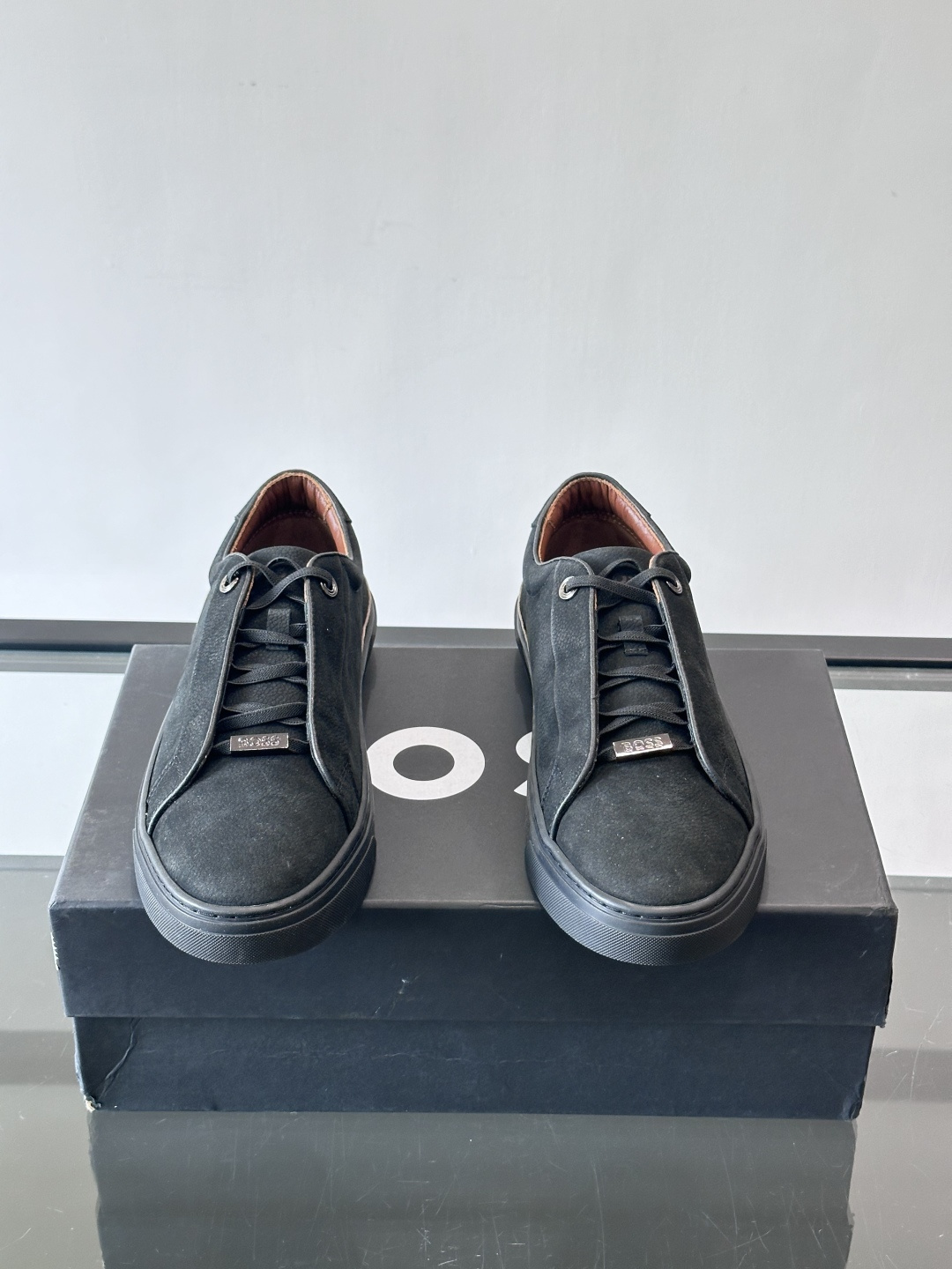 BOSS男士麂皮板鞋，选用细腻麂皮，触感柔软，低调有质感。橡胶鞋底耐磨防滑，日常通勤或休闲都很OK！鞋侧