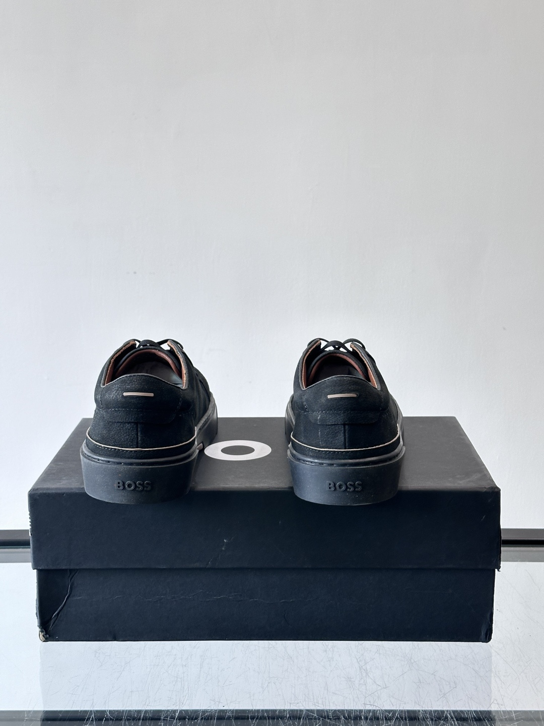 BOSS男士麂皮板鞋，选用细腻麂皮，触感柔软，低调有质感。橡胶鞋底耐磨防滑，日常通勤或休闲都很OK！鞋侧