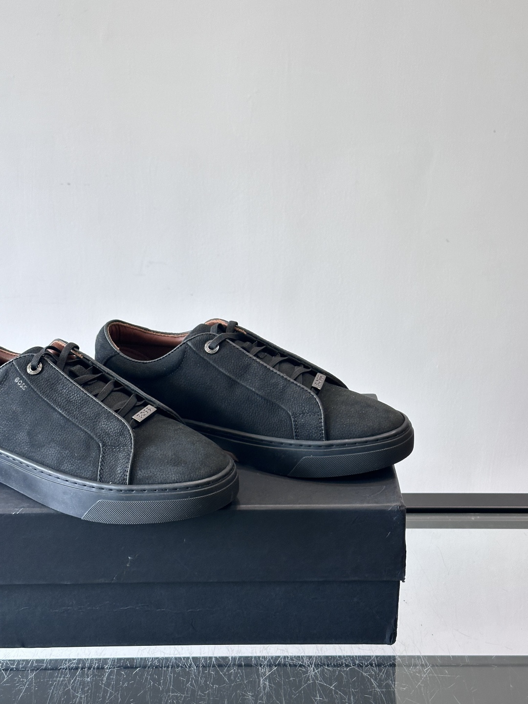 BOSS男士麂皮板鞋，选用细腻麂皮，触感柔软，低调有质感。橡胶鞋底耐磨防滑，日常通勤或休闲都很OK！鞋侧