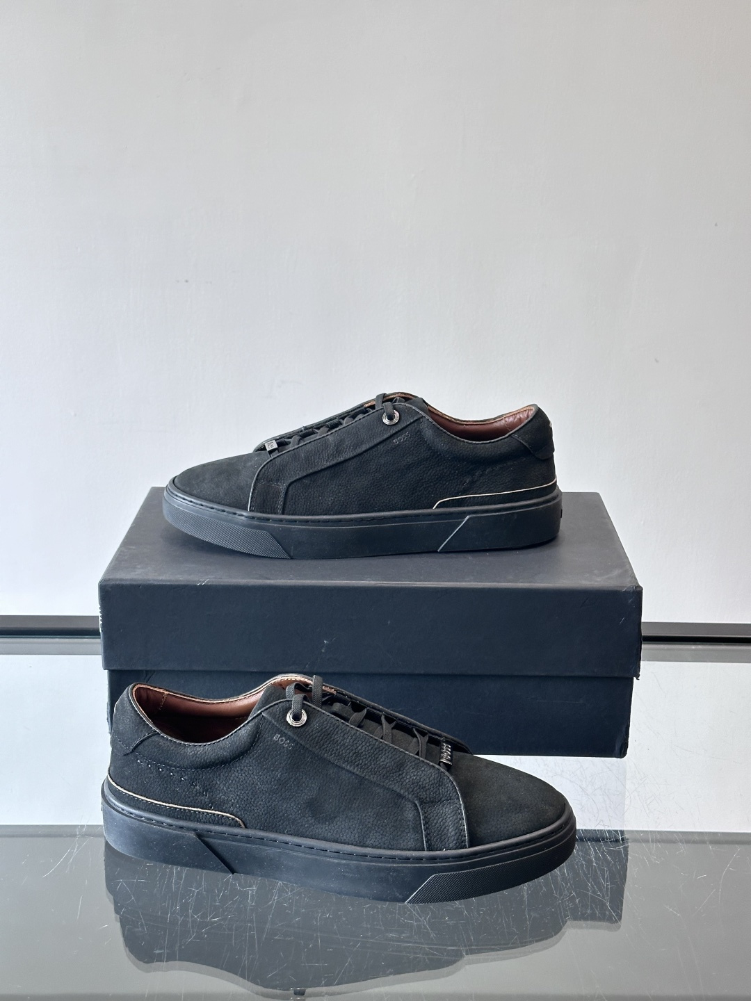 BOSS男士麂皮板鞋，选用细腻麂皮，触感柔软，低调有质感。橡胶鞋底耐磨防滑，日常通勤或休闲都很OK！鞋侧