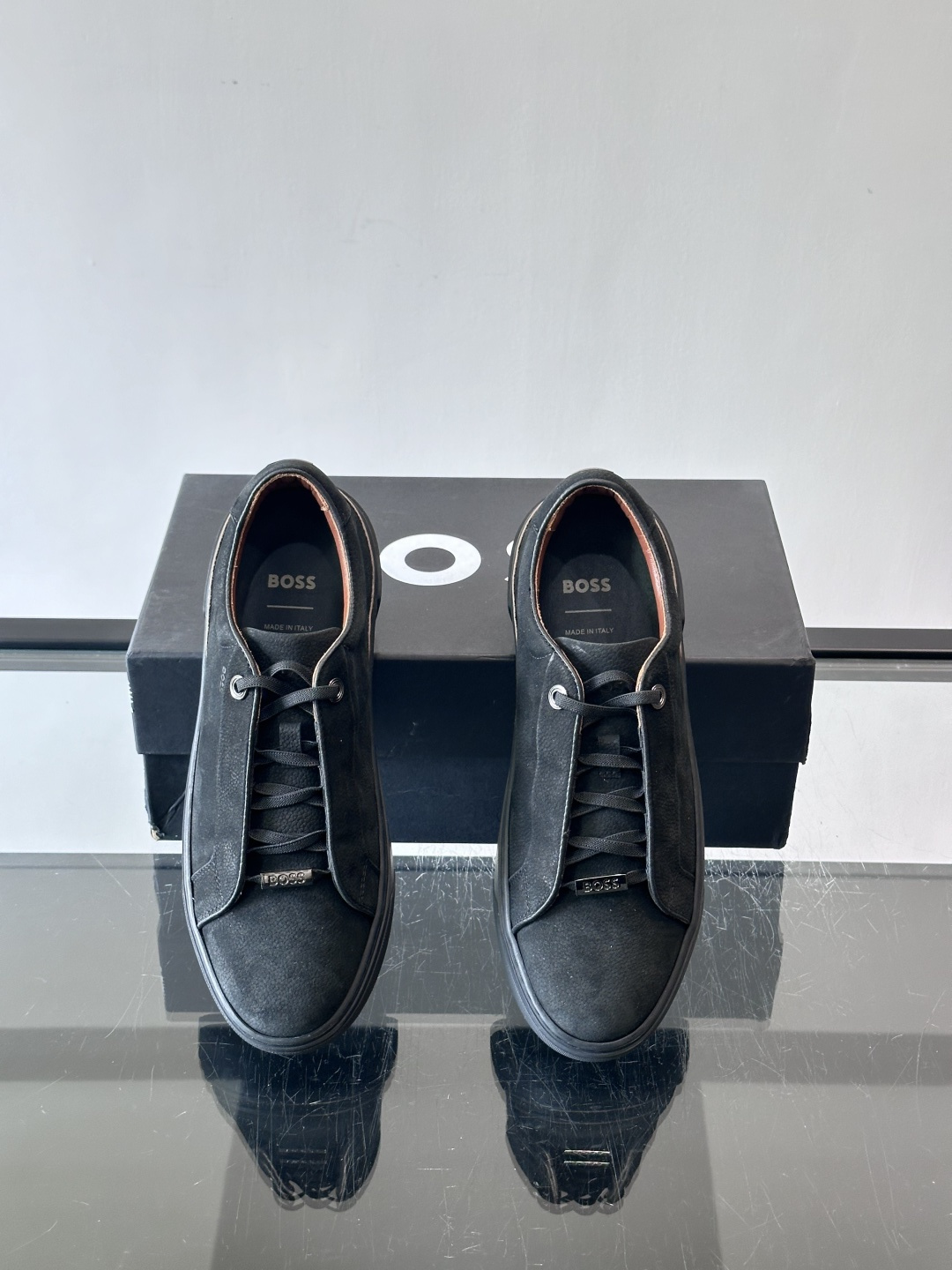 BOSS男士麂皮板鞋，选用细腻麂皮，触感柔软，低调有质感。橡胶鞋底耐磨防滑，日常通勤或休闲都很OK！鞋侧
