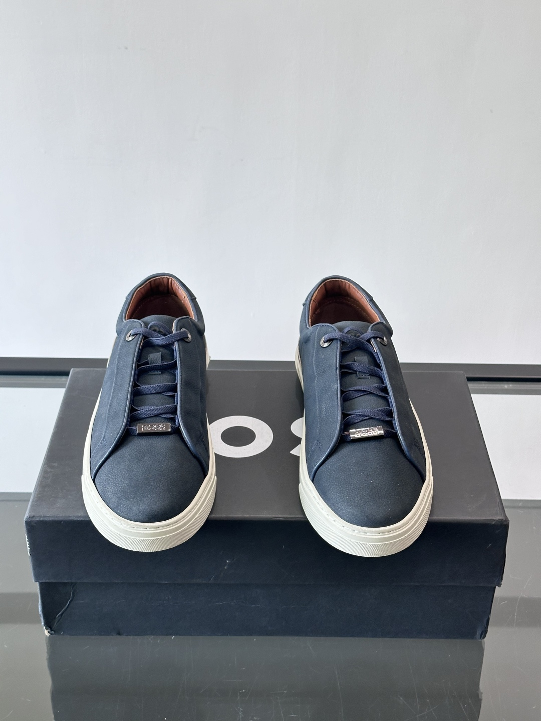 BOSS男士麂皮板鞋，选用细腻麂皮，触感柔软，低调有质感。橡胶鞋底耐磨防滑，日常通勤或休闲都很OK！鞋侧