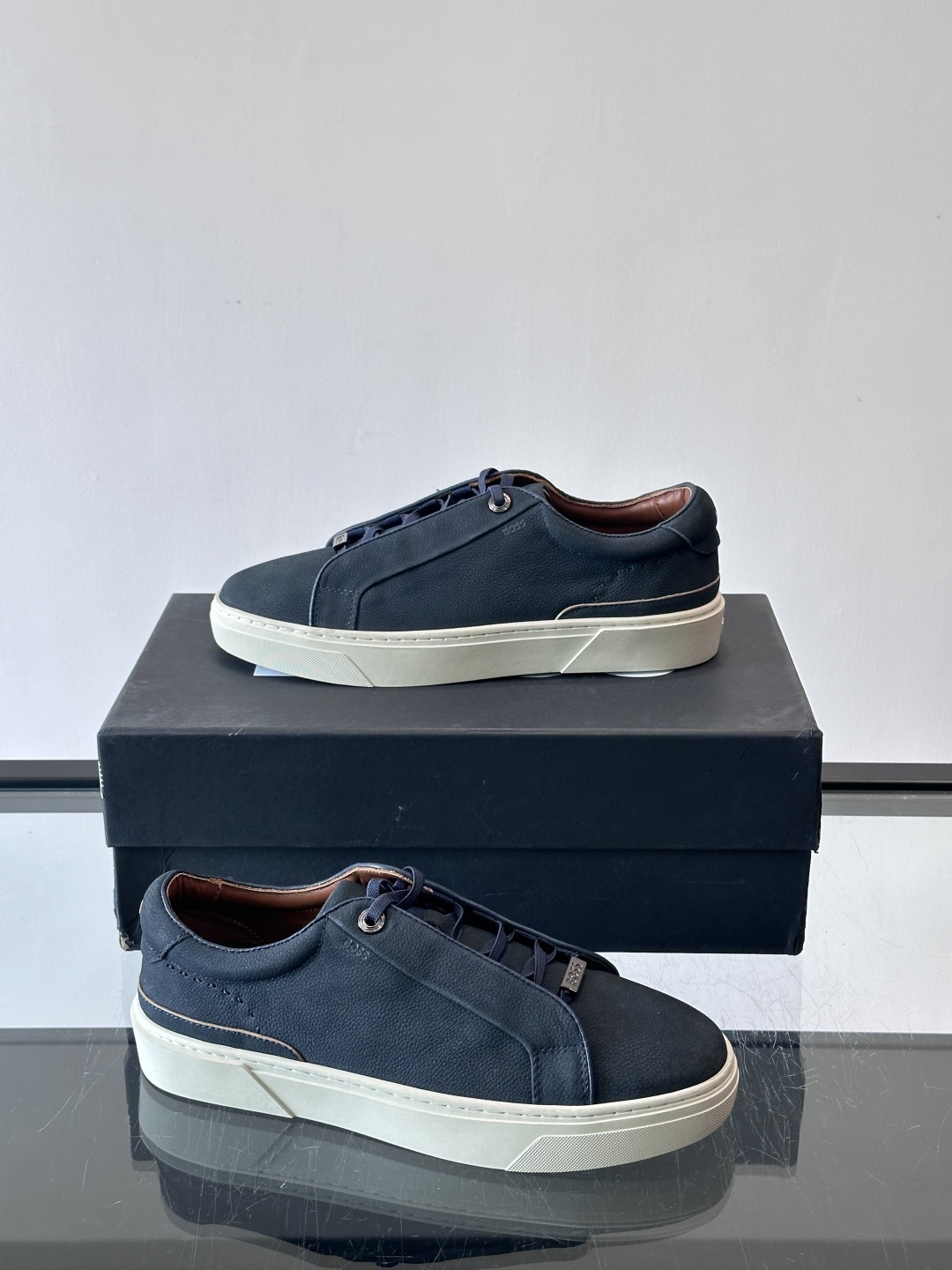 BOSS男士麂皮板鞋，选用细腻麂皮，触感柔软，低调有质感。橡胶鞋底耐磨防滑，日常通勤或休闲都很OK！鞋侧