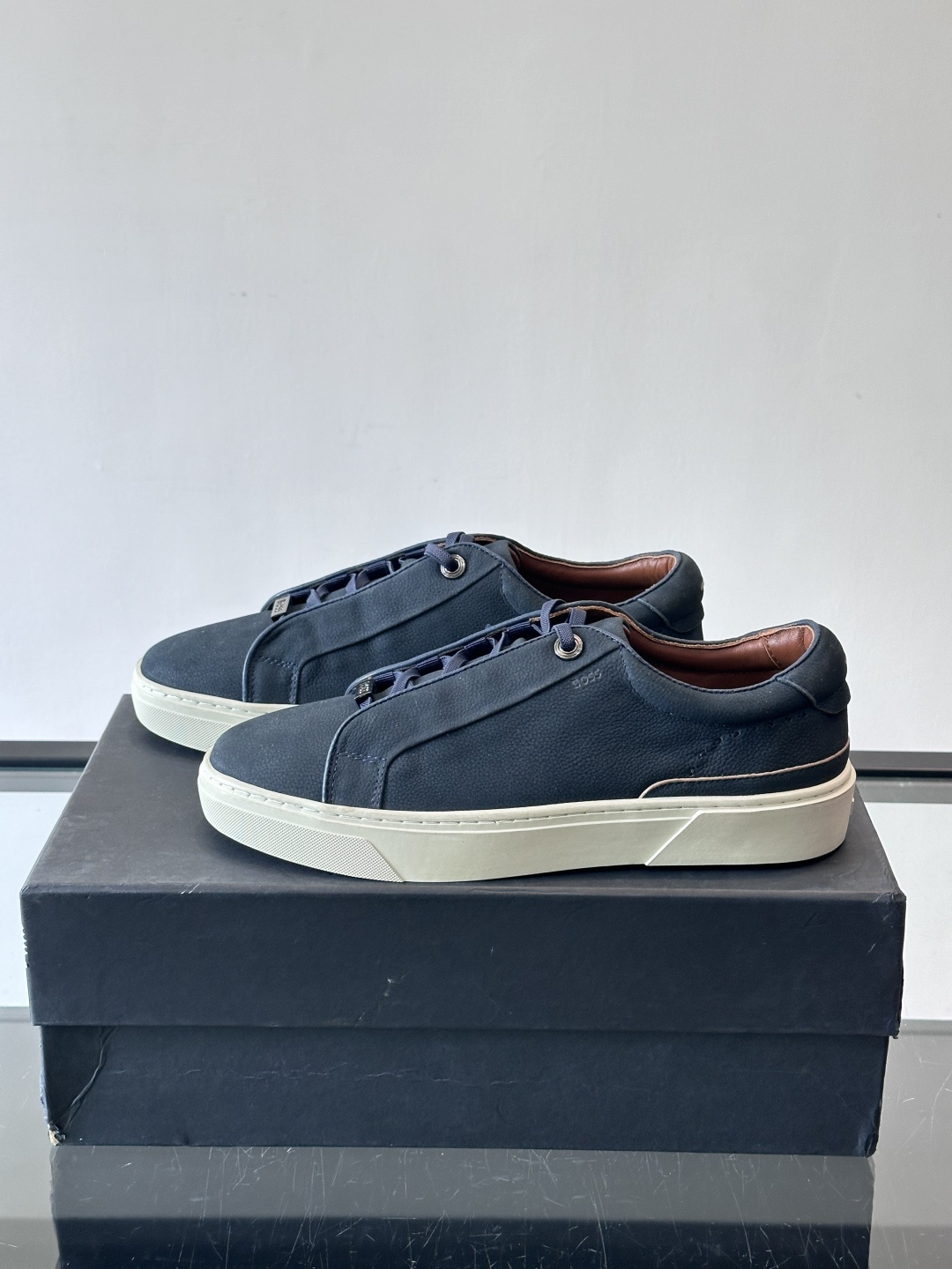 BOSS男士麂皮板鞋，选用细腻麂皮，触感柔软，低调有质感。橡胶鞋底耐磨防滑，日常通勤或休闲都很OK！鞋侧