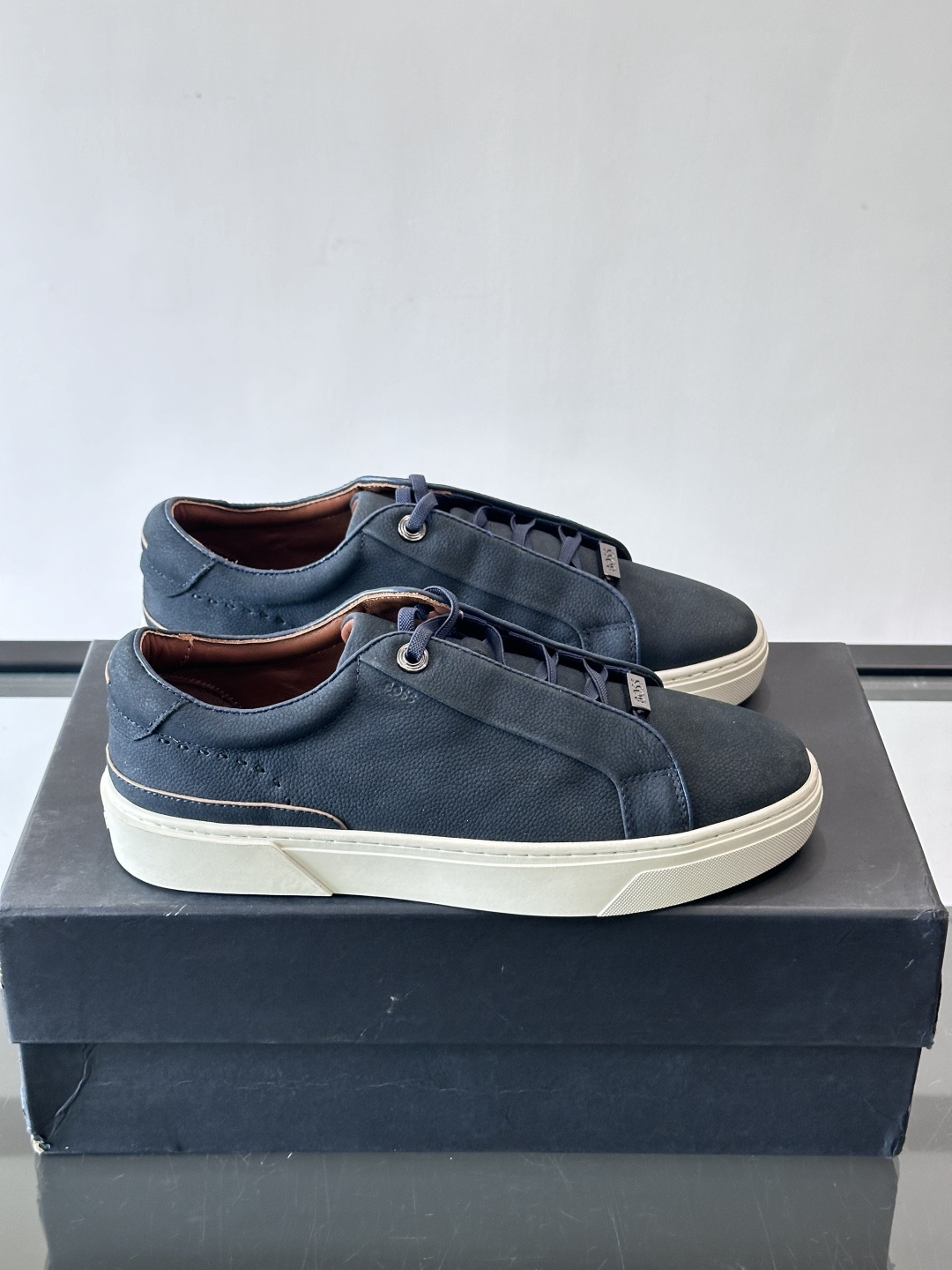 BOSS男士麂皮板鞋，选用细腻麂皮，触感柔软，低调有质感。橡胶鞋底耐磨防滑，日常通勤或休闲都很OK！鞋侧