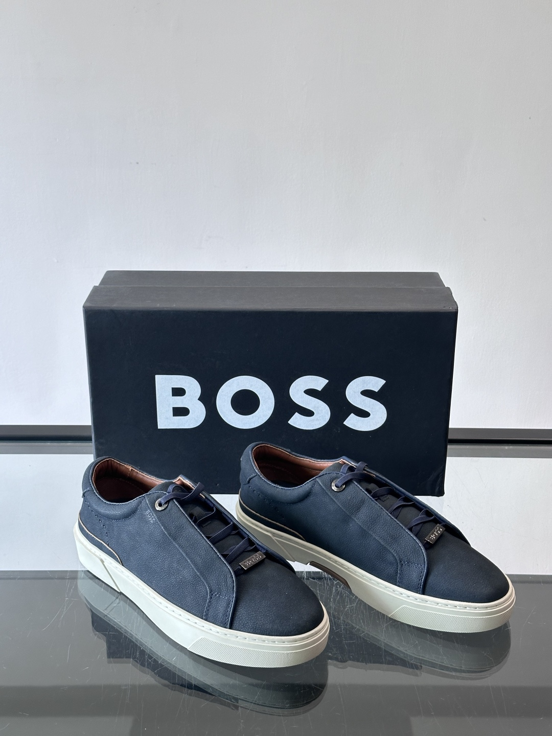 BOSS男士麂皮板鞋，选用细腻麂皮，触感柔软，低调有质感。橡胶鞋底耐磨防滑，日常通勤或休闲都很OK！鞋侧