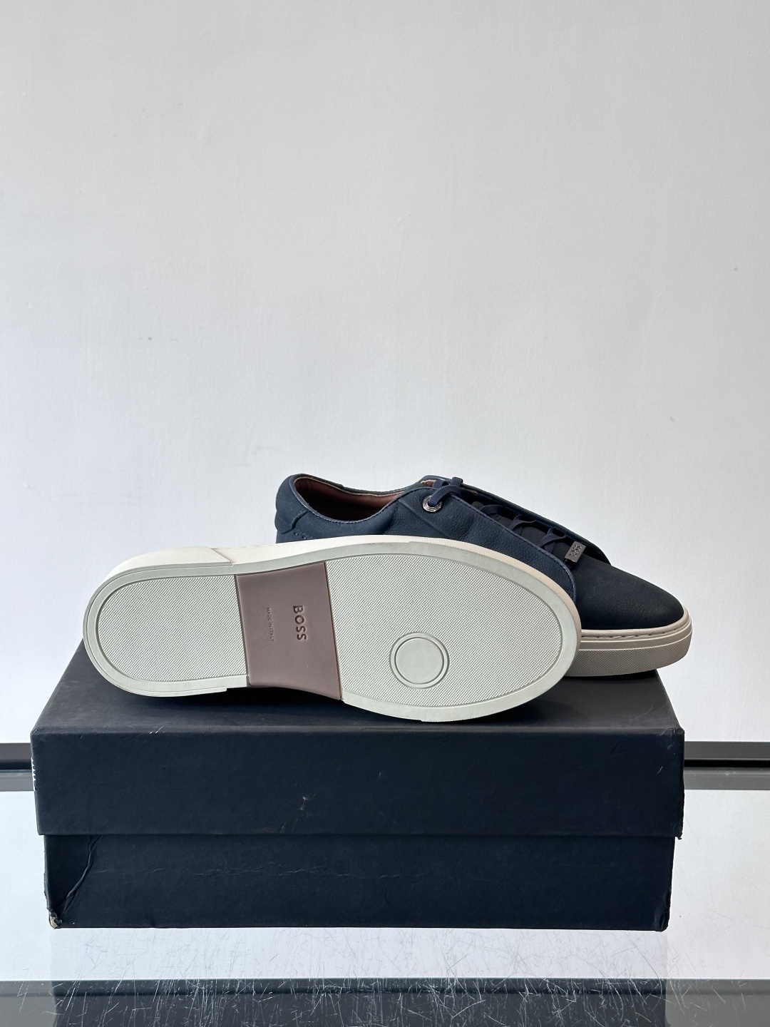 BOSS男士麂皮板鞋，选用细腻麂皮，触感柔软，低调有质感。橡胶鞋底耐磨防滑，日常通勤或休闲都很OK！鞋侧