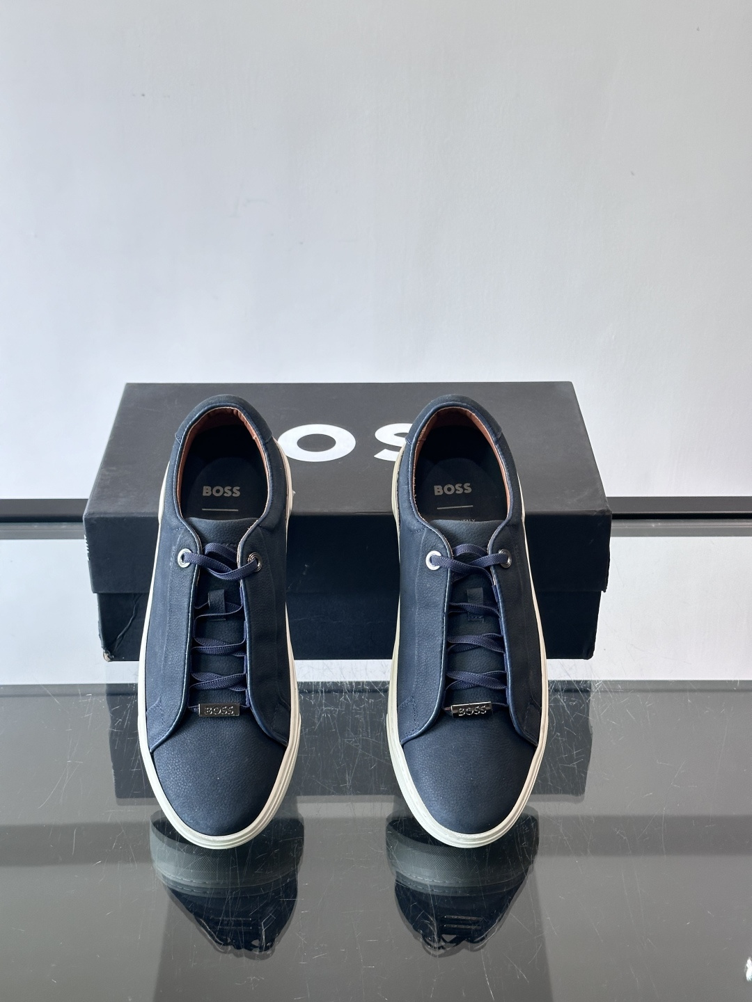BOSS男士麂皮板鞋，选用细腻麂皮，触感柔软，低调有质感。橡胶鞋底耐磨防滑，日常通勤或休闲都很OK！鞋侧