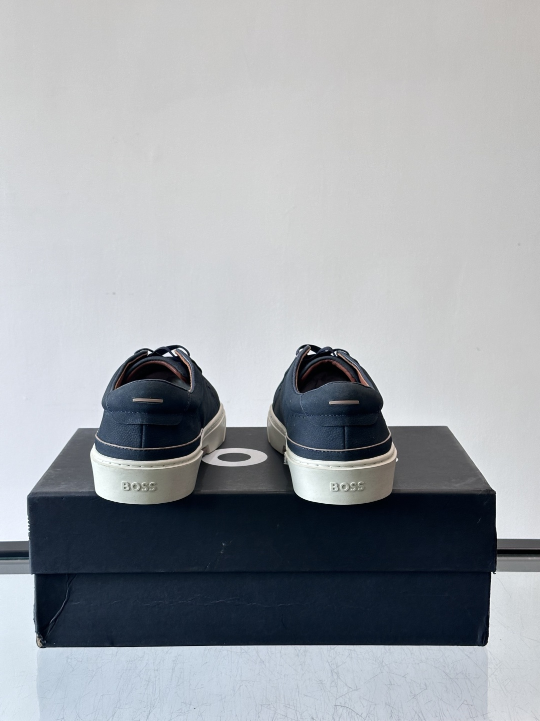 BOSS男士麂皮板鞋，选用细腻麂皮，触感柔软，低调有质感。橡胶鞋底耐磨防滑，日常通勤或休闲都很OK！鞋侧