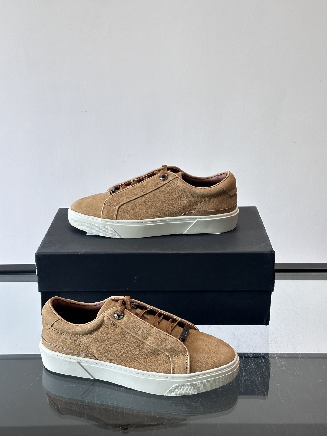 BOSS男士麂皮板鞋，选用细腻麂皮，触感柔软，低调有质感。橡胶鞋底耐磨防滑，日常通勤或休闲都很OK！鞋侧