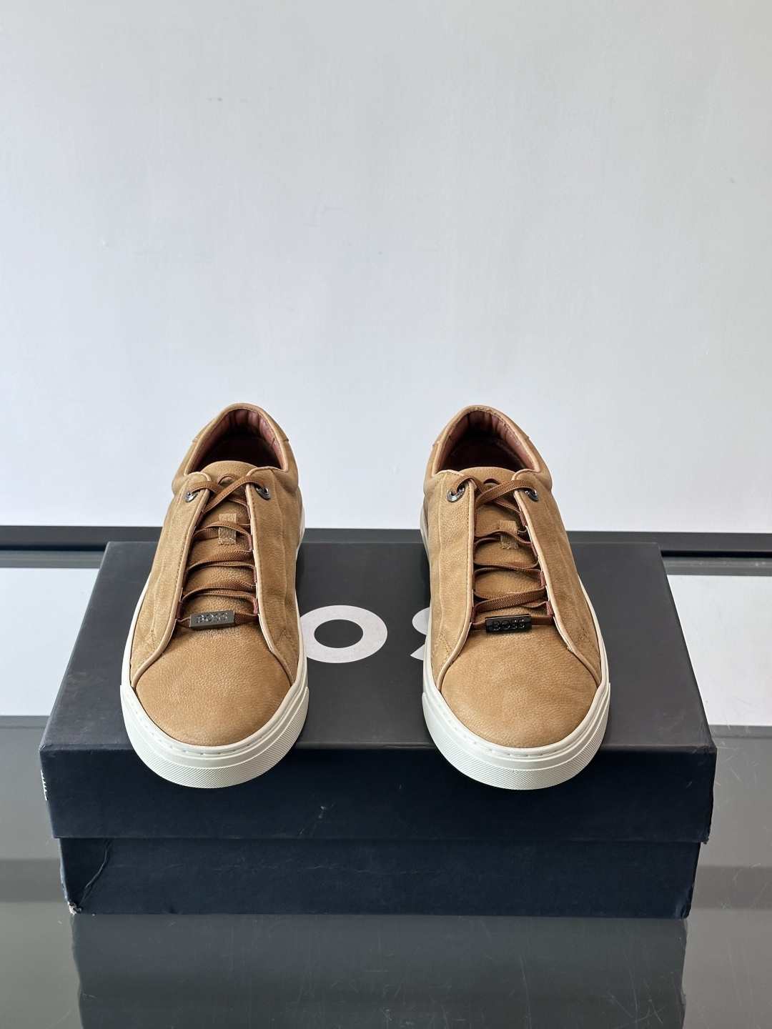 BOSS男士麂皮板鞋，选用细腻麂皮，触感柔软，低调有质感。橡胶鞋底耐磨防滑，日常通勤或休闲都很OK！鞋侧