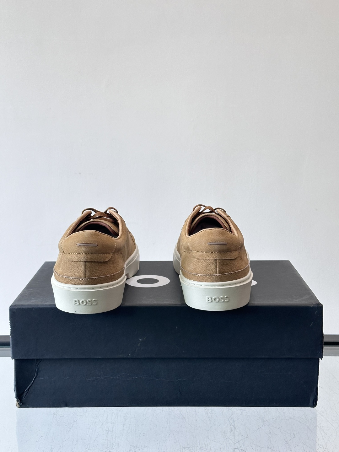 BOSS男士麂皮板鞋，选用细腻麂皮，触感柔软，低调有质感。橡胶鞋底耐磨防滑，日常通勤或休闲都很OK！鞋侧