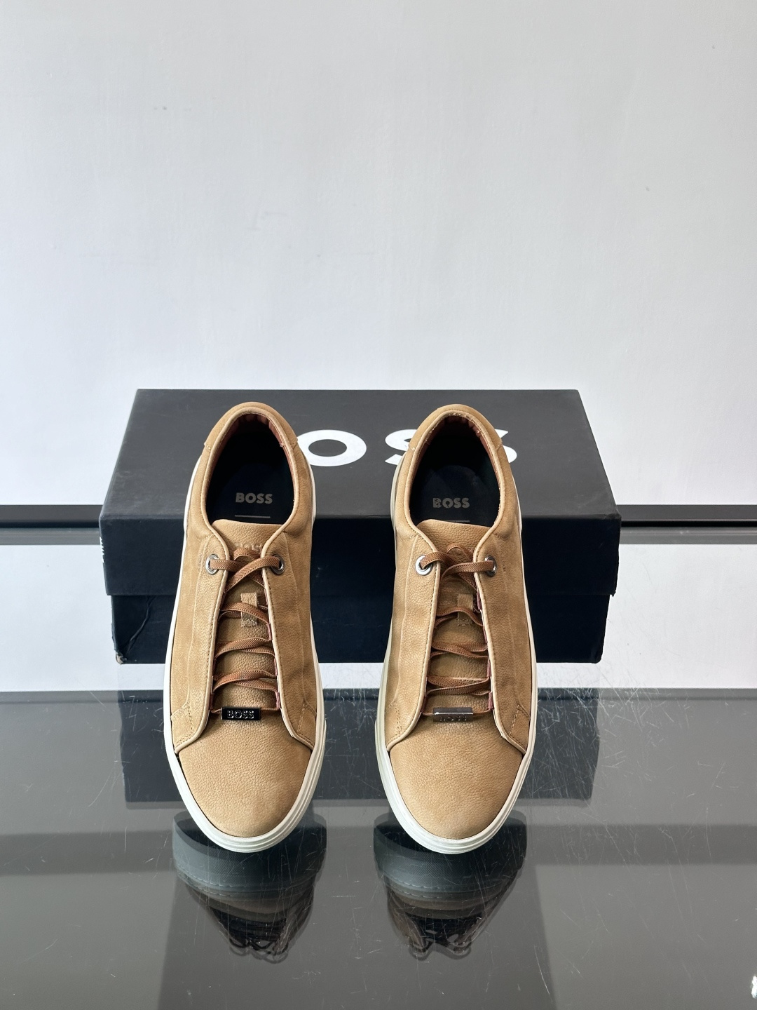 BOSS男士麂皮板鞋，选用细腻麂皮，触感柔软，低调有质感。橡胶鞋底耐磨防滑，日常通勤或休闲都很OK！鞋侧