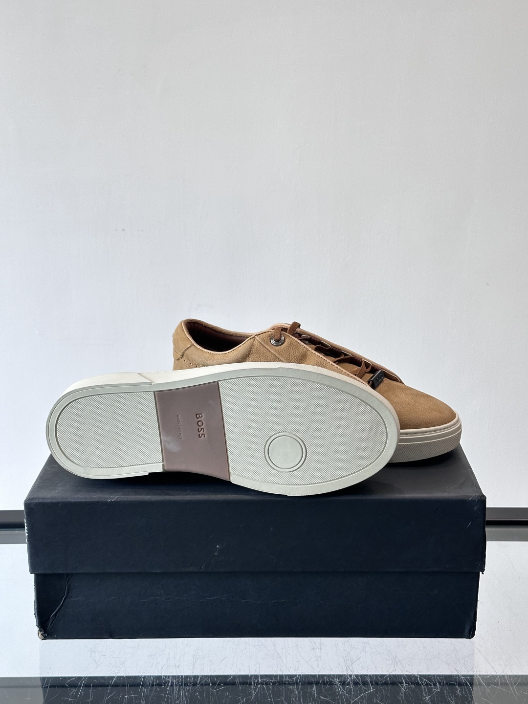 BOSS男士麂皮板鞋，选用细腻麂皮，触感柔软，低调有质感。橡胶鞋底耐磨防滑，日常通勤或休闲都很OK！鞋侧