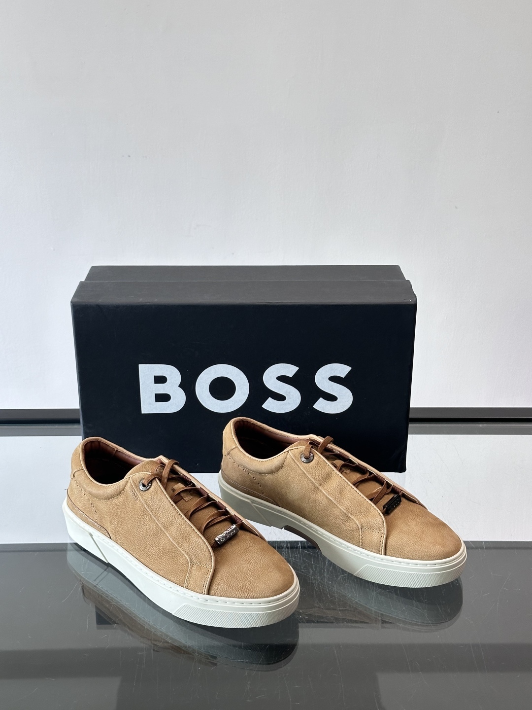 BOSS男士麂皮板鞋，选用细腻麂皮，触感柔软，低调有质感。橡胶鞋底耐磨防滑，日常通勤或休闲都很OK！鞋侧