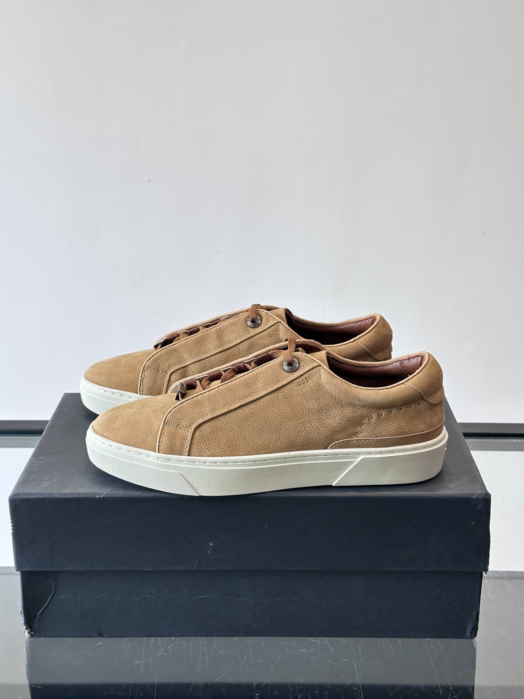 BOSS男士麂皮板鞋，选用细腻麂皮，触感柔软，低调有质感。橡胶鞋底耐磨防滑，日常通勤或休闲都很OK！鞋侧