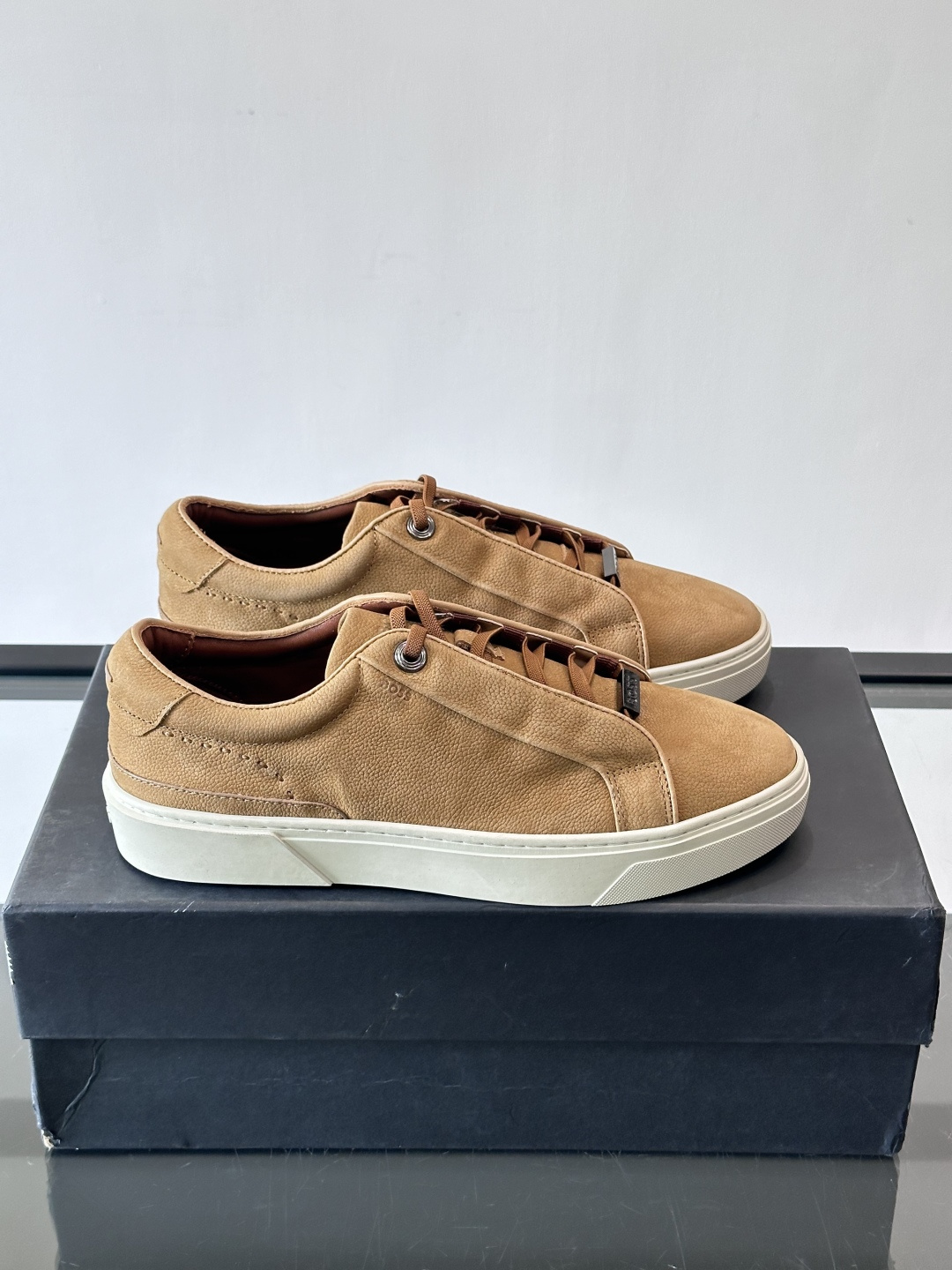 BOSS男士麂皮板鞋，选用细腻麂皮，触感柔软，低调有质感。橡胶鞋底耐磨防滑，日常通勤或休闲都很OK！鞋侧