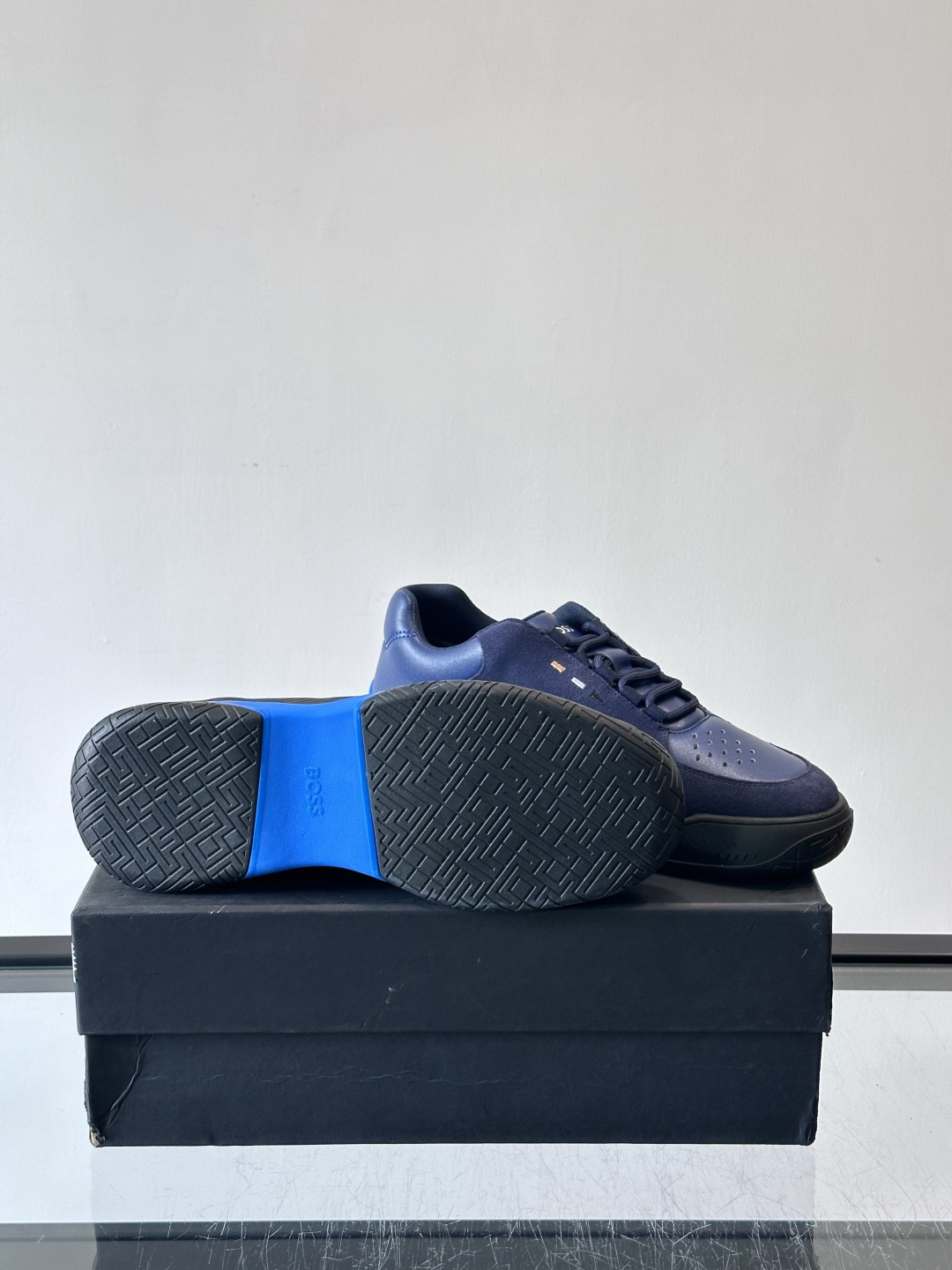 Boss Courtstride系列休闲鞋，灵感来自网球鞋，鞋面采用牛皮+绒面革拼接，绗缝工艺+双B标志