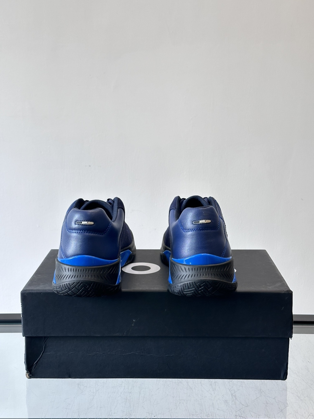 Boss Courtstride系列休闲鞋，灵感来自网球鞋，鞋面采用牛皮+绒面革拼接，绗缝工艺+双B标志