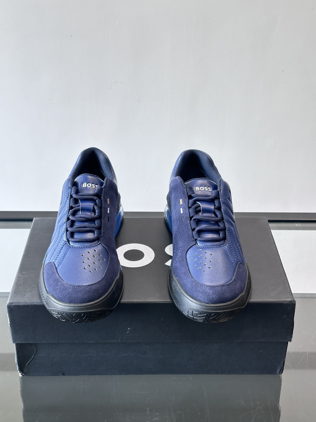 Boss Courtstride系列休闲鞋，灵感来自网球鞋，鞋面采用牛皮+绒面革拼接，绗缝工艺+双B标志