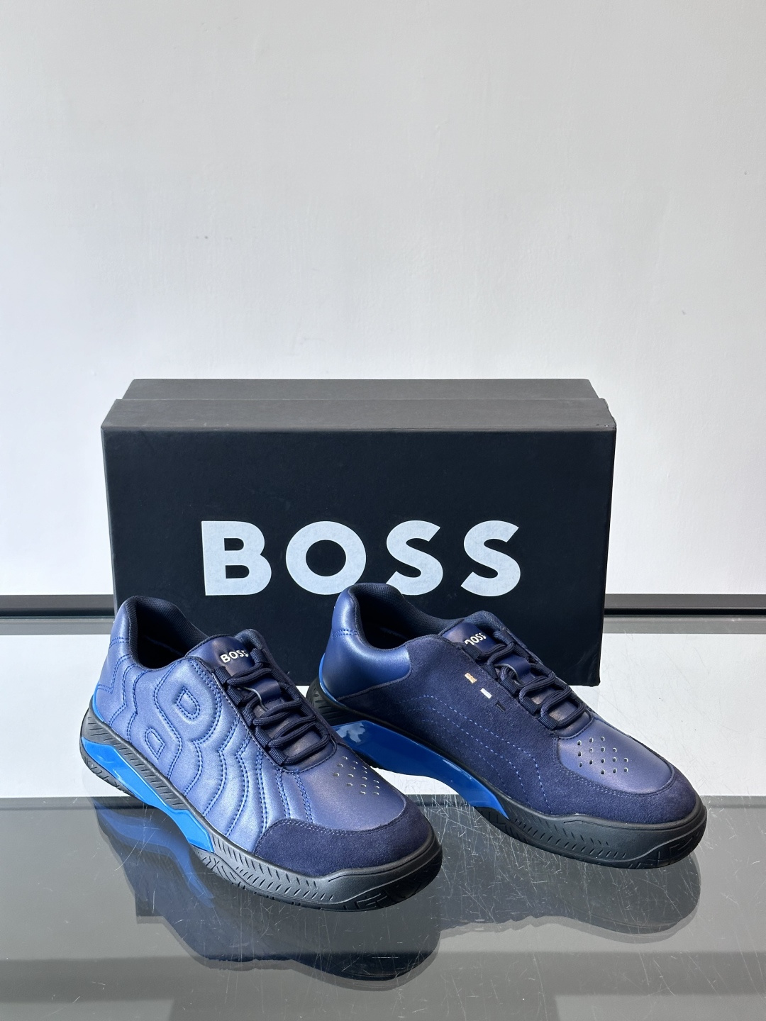 Boss Courtstride系列休闲鞋，灵感来自网球鞋，鞋面采用牛皮+绒面革拼接，绗缝工艺+双B标志