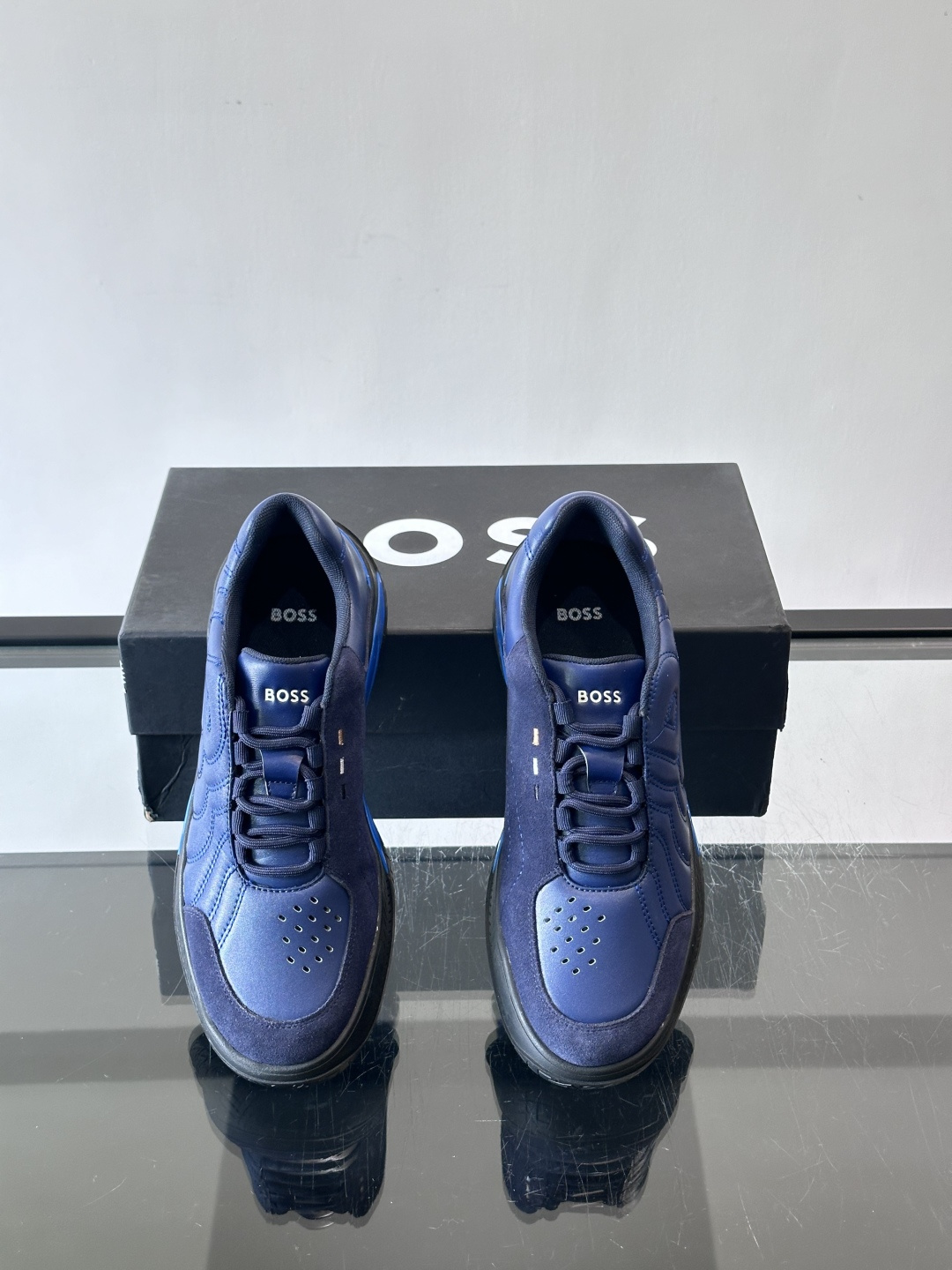 Boss Courtstride系列休闲鞋，灵感来自网球鞋，鞋面采用牛皮+绒面革拼接，绗缝工艺+双B标志