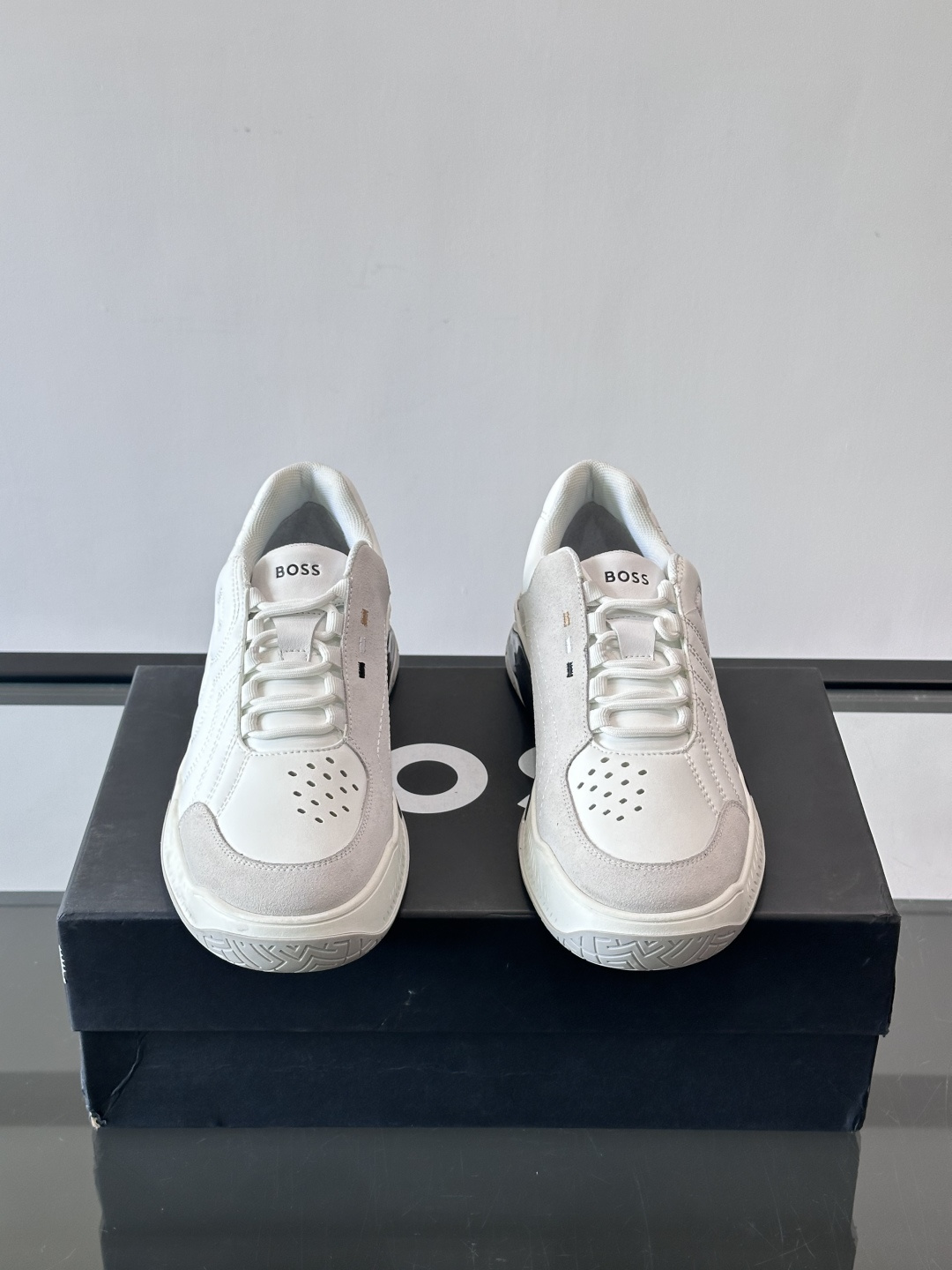 Boss Courtstride系列休闲鞋，灵感来自网球鞋，鞋面采用牛皮+绒面革拼接，绗缝工艺+双B标志