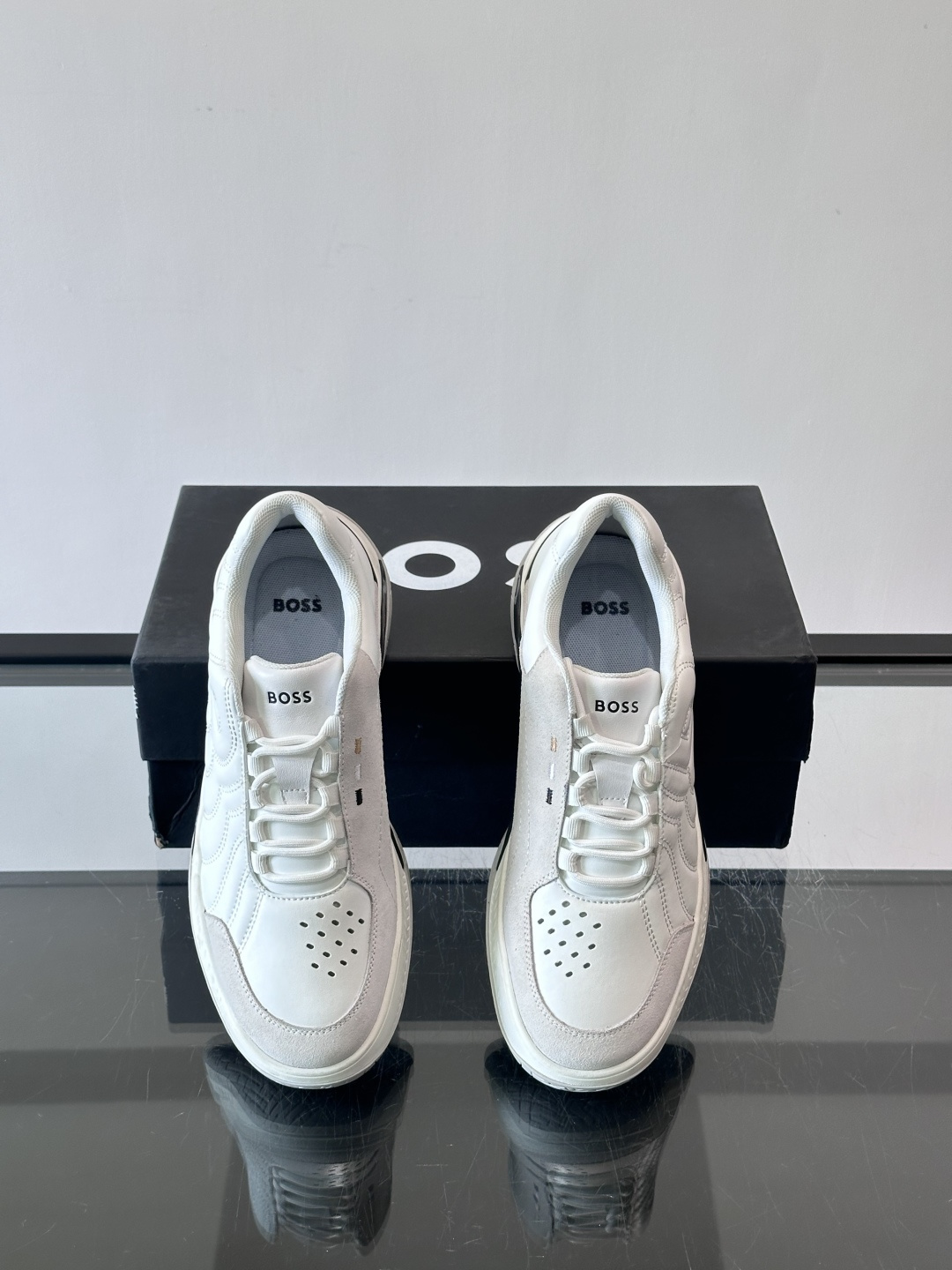 Boss Courtstride系列休闲鞋，灵感来自网球鞋，鞋面采用牛皮+绒面革拼接，绗缝工艺+双B标志