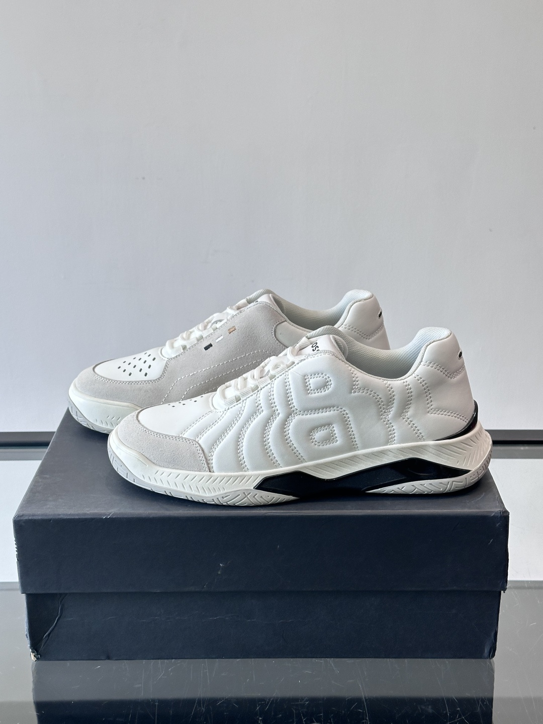 Boss Courtstride系列休闲鞋，灵感来自网球鞋，鞋面采用牛皮+绒面革拼接，绗缝工艺+双B标志