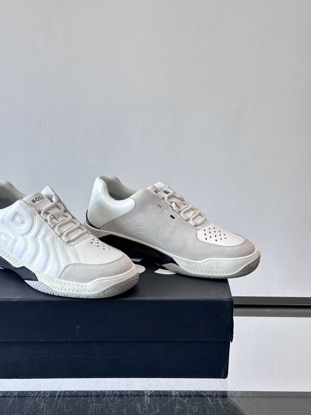Boss Courtstride系列休闲鞋，灵感来自网球鞋，鞋面采用牛皮+绒面革拼接，绗缝工艺+双B标志
