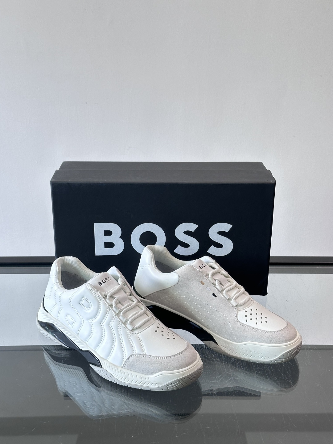 Boss Courtstride系列休闲鞋，灵感来自网球鞋，鞋面采用牛皮+绒面革拼接，绗缝工艺+双B标志